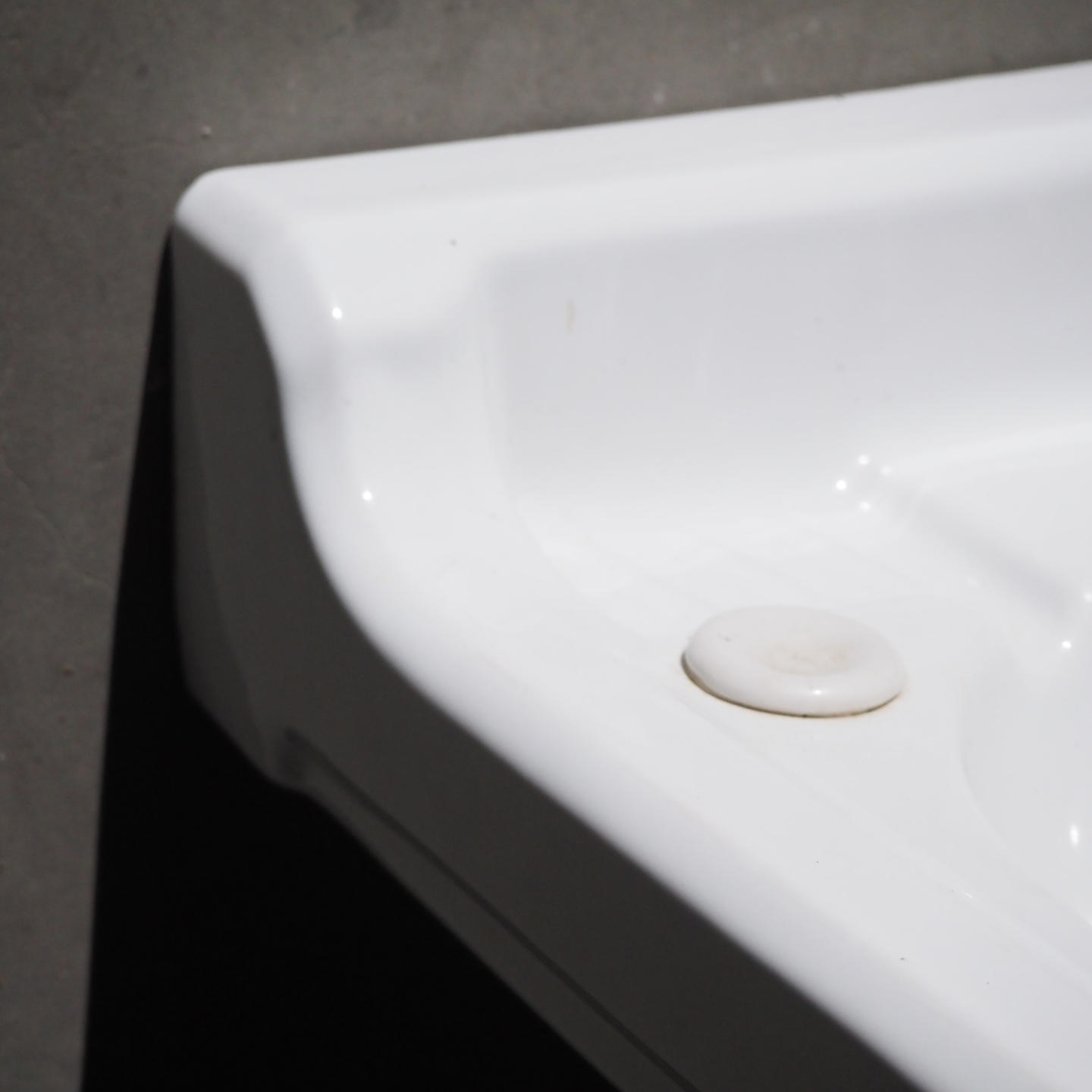 Bathroom sink in ceramic by Vitribo (Belgium)