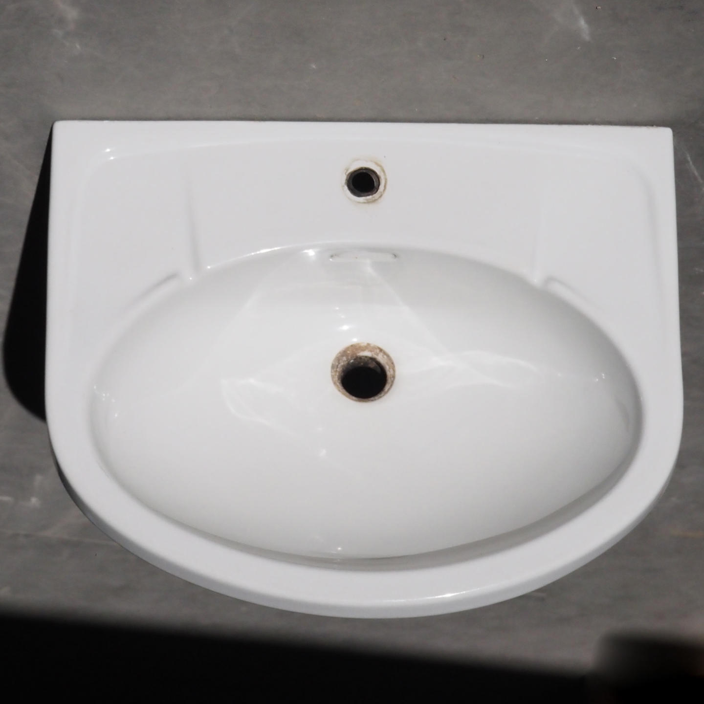 Bathroom sink in ceramic