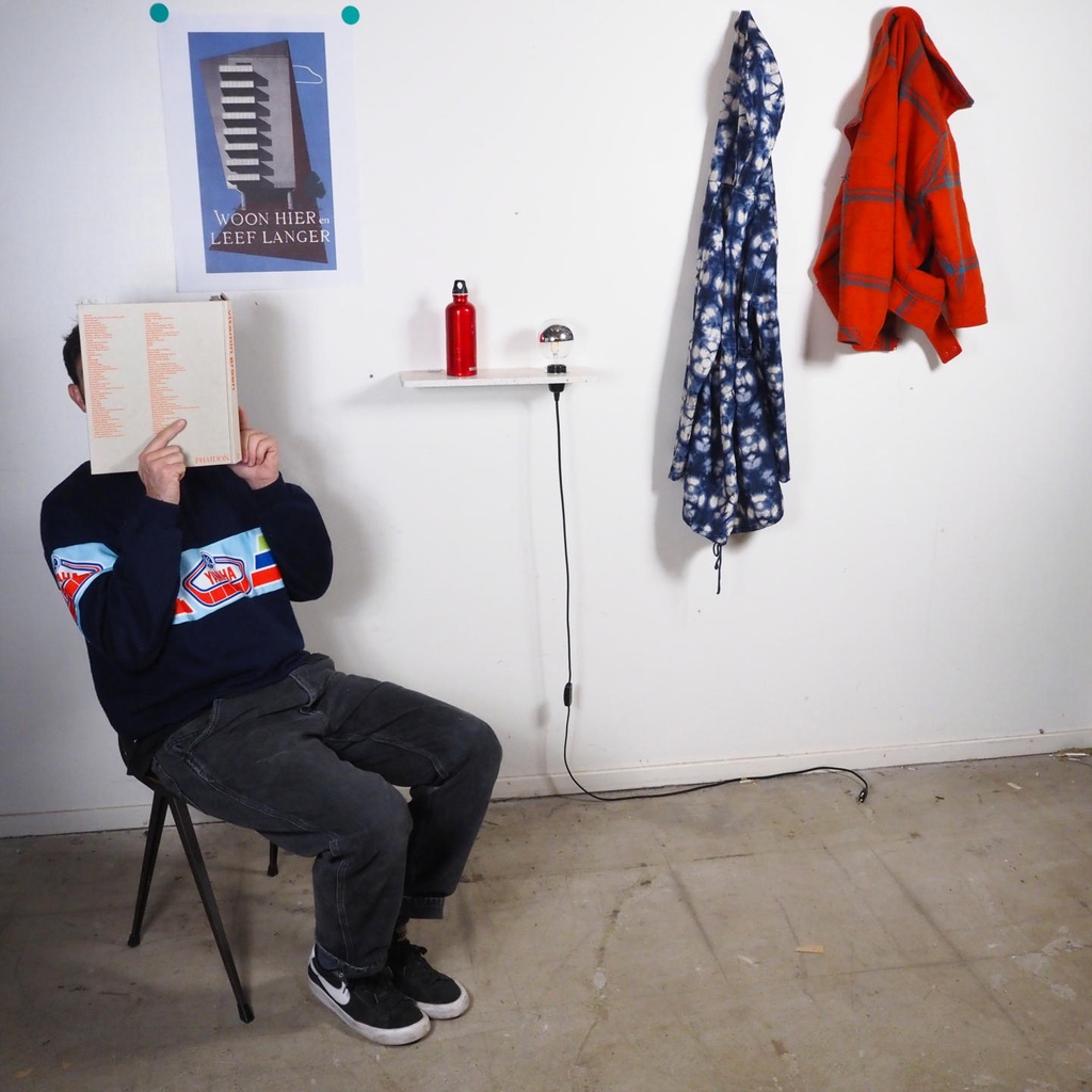 Wall shelf ‘Nova’ in terrazzo ‘Vetisol Cristo’ with integrated lamp