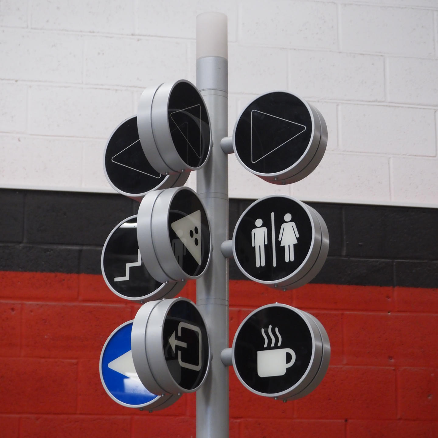 Totem with signages and display in steel and glass