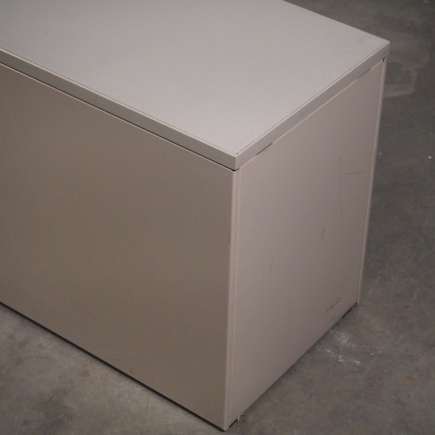 Office cabinet in steel with drawers by Mewaf from Antwerp's Court of Appeal - Beige/Red