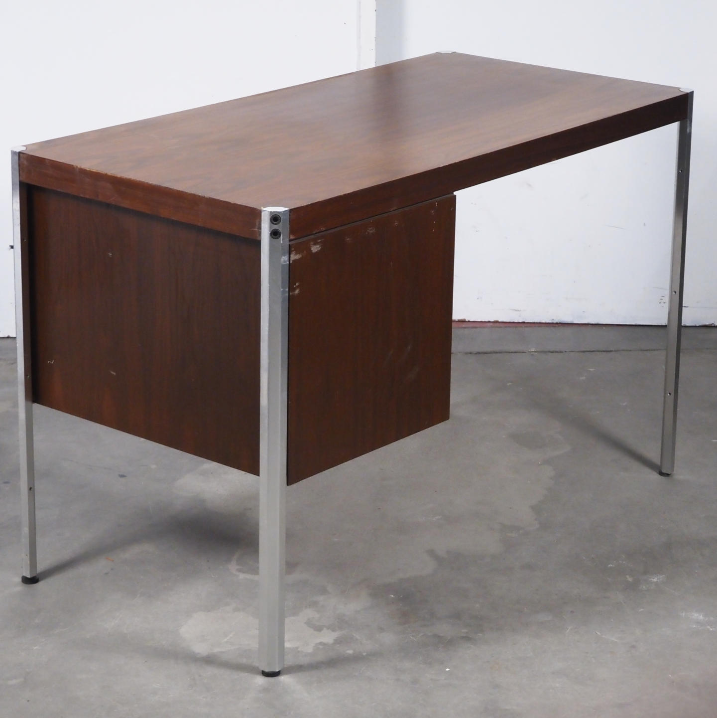 Desk Desk in veneered particle board and steel from Antwerp's Court of Appeal