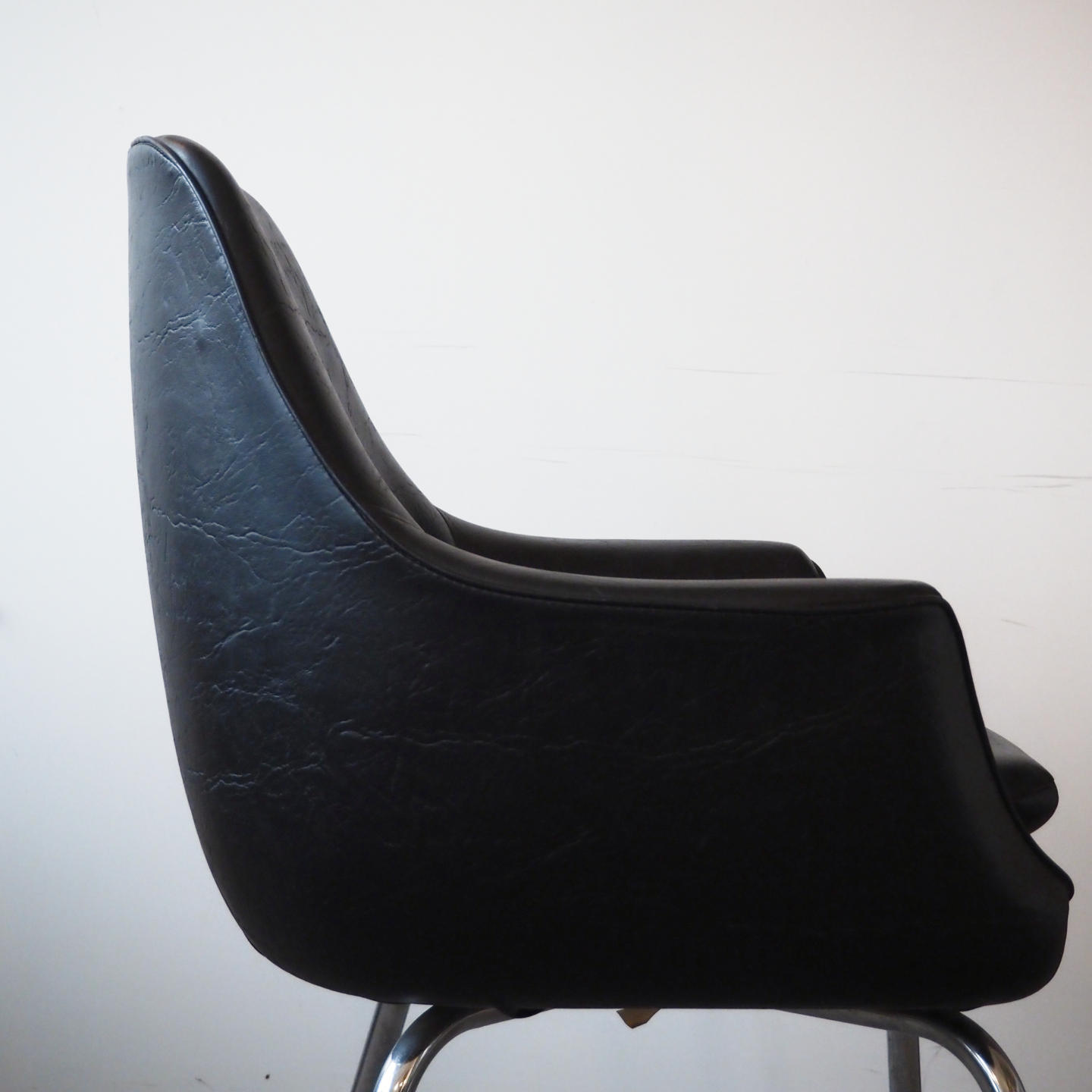 Armchair in black synthetic leather and chromed legs from Antwerp's Court of Appeal