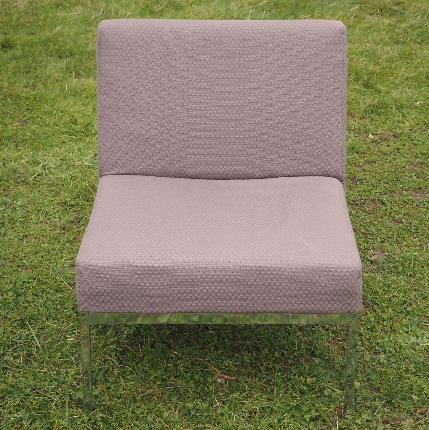 Seat in chromed steel and grey fabric