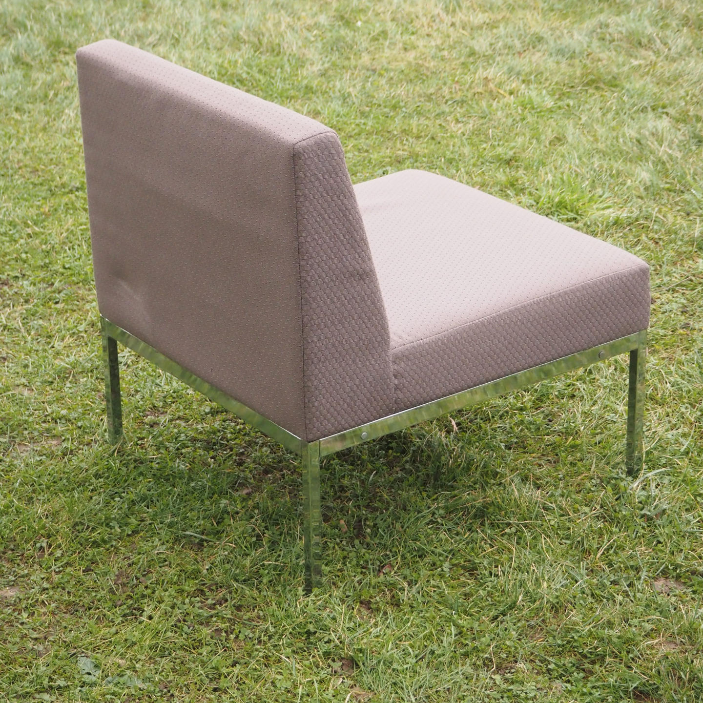 Seat in chromed steel and grey fabric