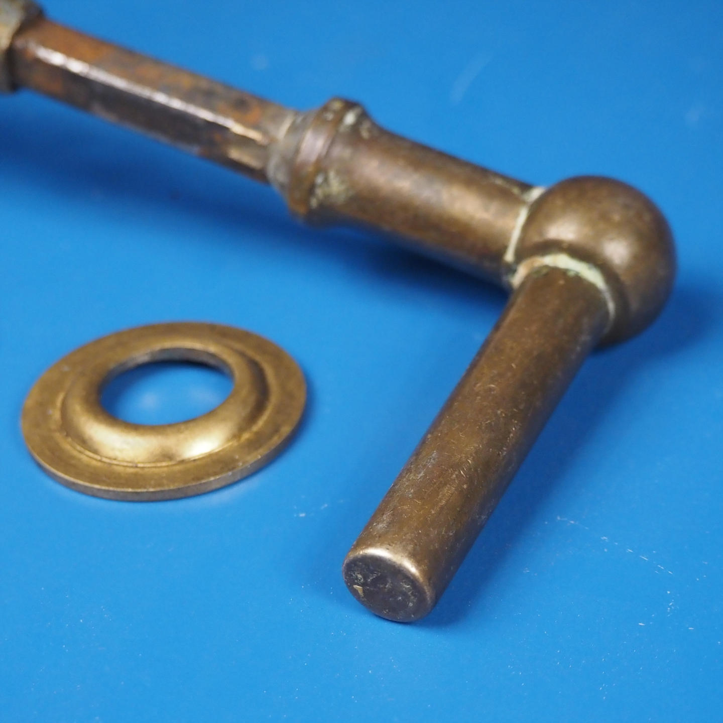 Door handle in solid brass with rosettes