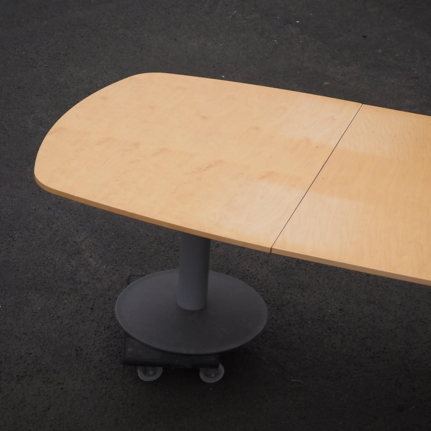 Table in veneered particle board with steel legs by Kinnarps from Antwerp's Court of Appeal (280,5 x 120 cm)