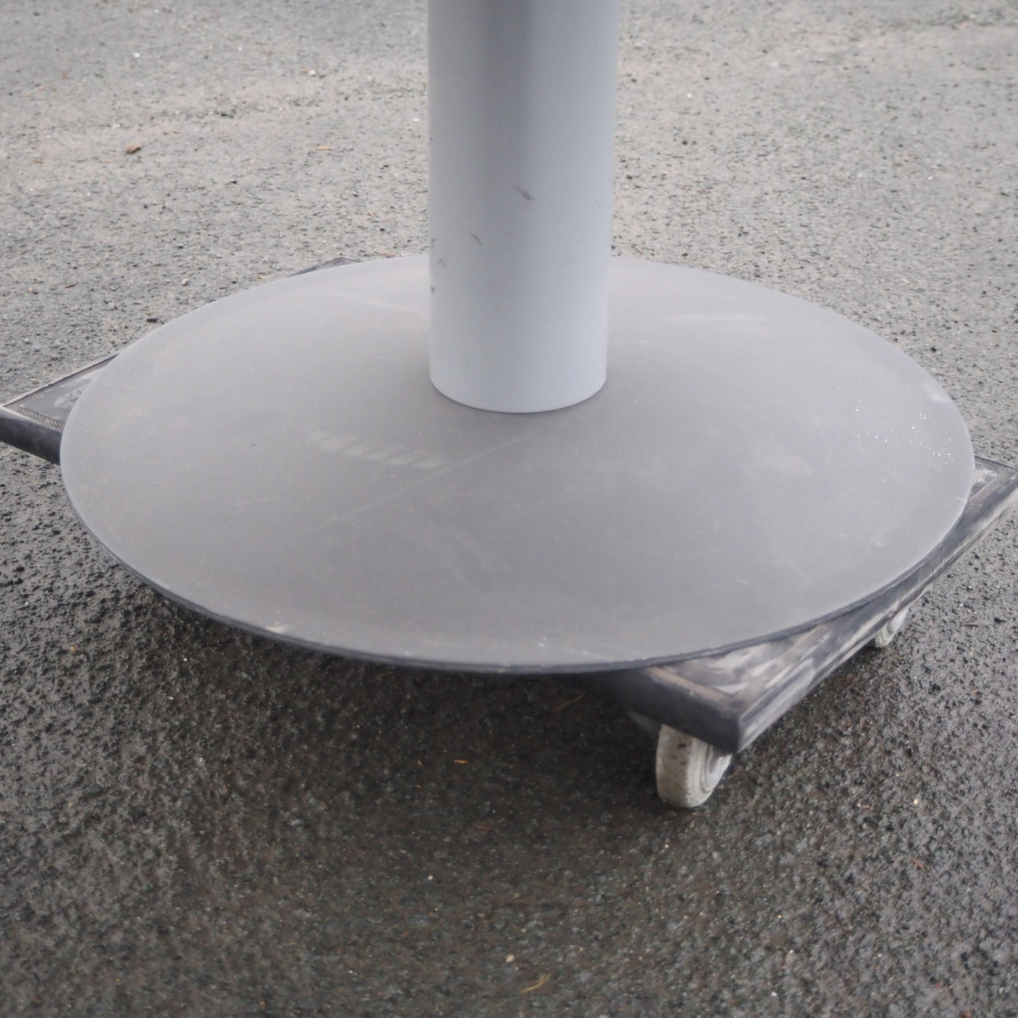 Table in veneered particle board with steel legs by Kinnarps from Antwerp's Court of Appeal (280,5 x 120 cm)
