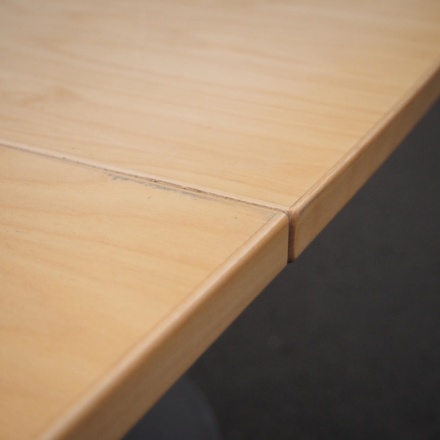 Table in veneered particle board with steel legs by Kinnarps from Antwerp's Court of Appeal (280,5 x 120 cm)