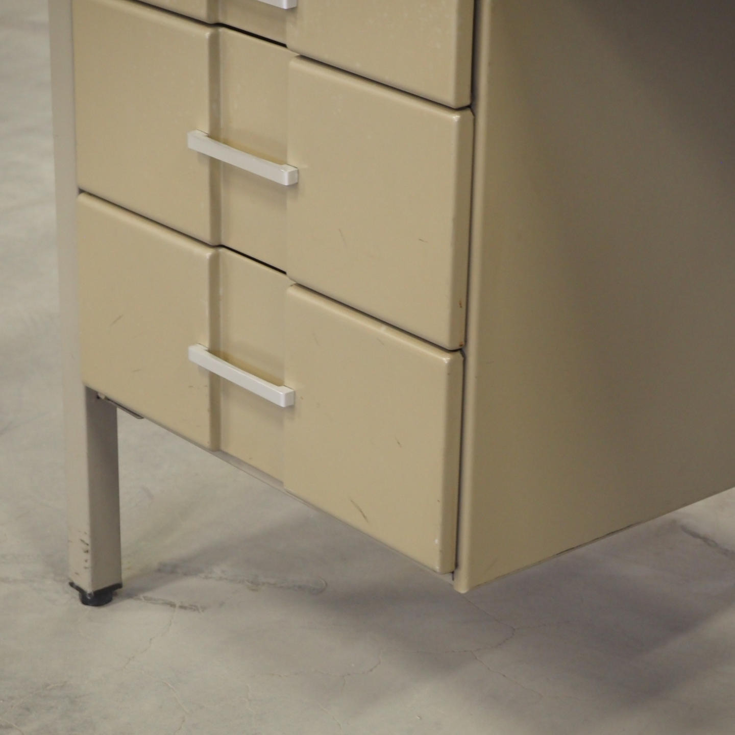 Desk in veneered particle board and steel by Mewaf from Antwerp's Court of Appeal