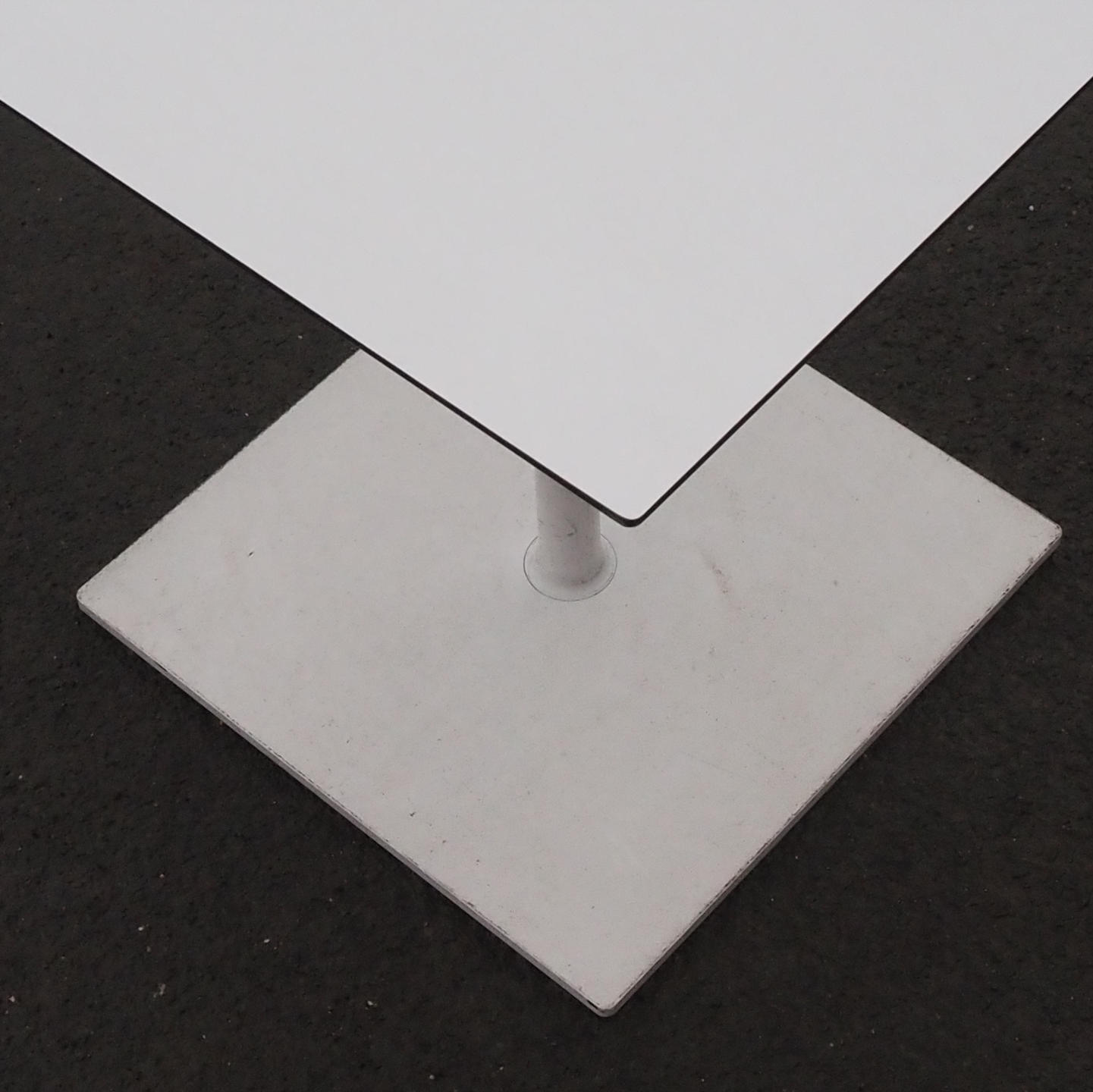 Square dining table with laminated tabletop and steel leg (69 x 69 cm)