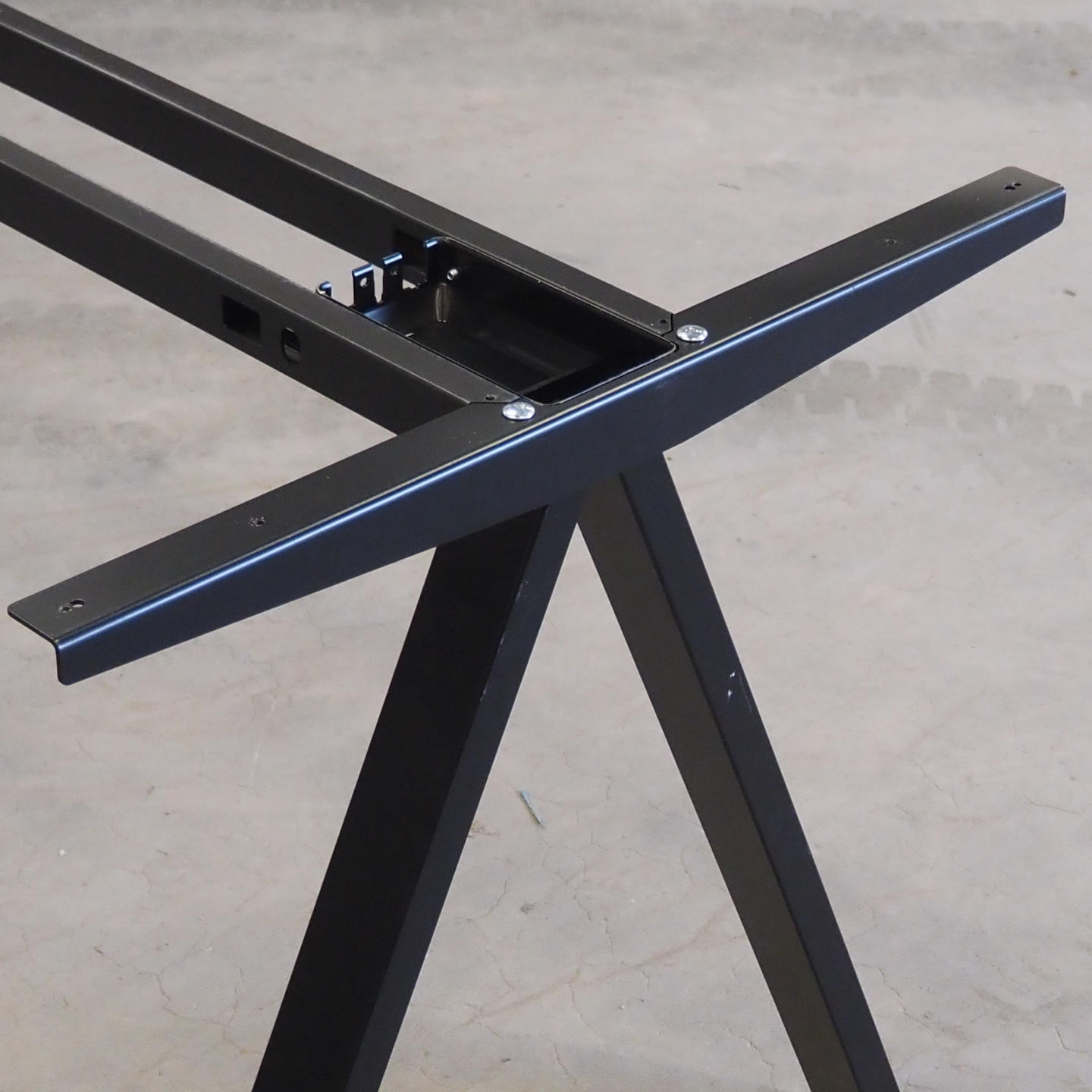 Table with laminated tabletop and black powder coated steel legs (180 x 80 cm)