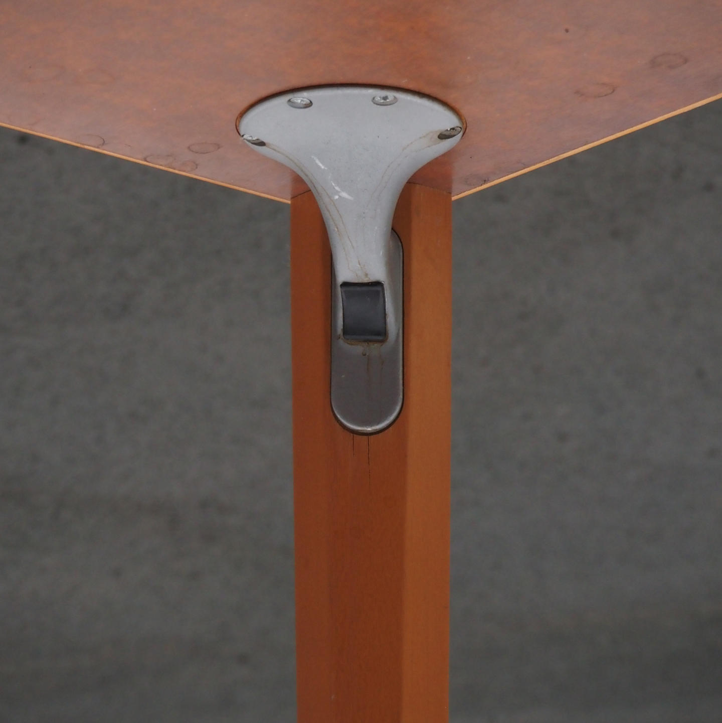 Table with laminated tabletop from Antwerp's Court of Appeal (90 x 60 cm)