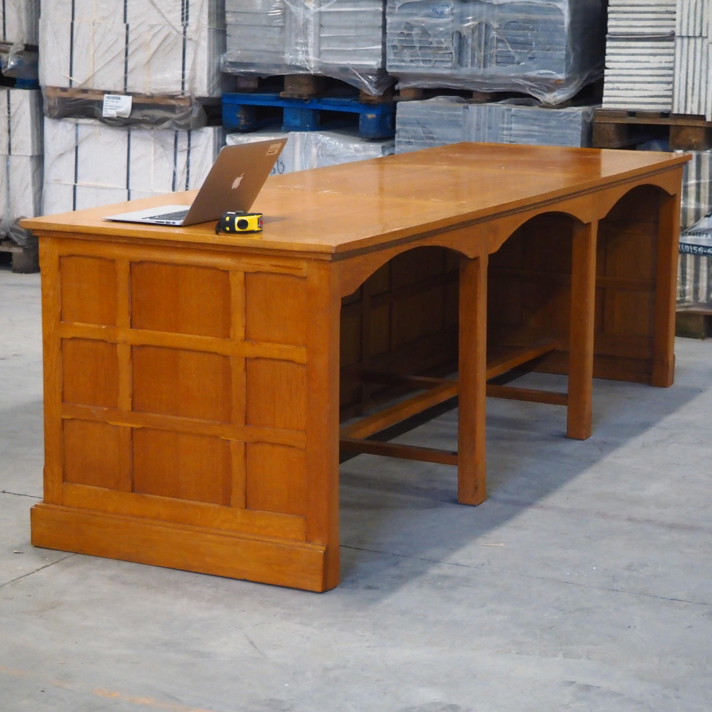 Large courthouse desk in solid oak from Antwerp's Court of Appeal (L. 275cm)