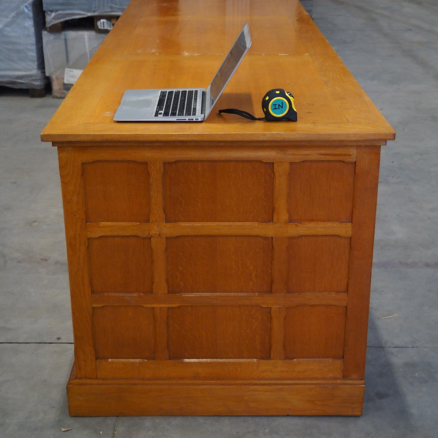 Large courthouse desk in solid oak from Antwerp's Court of Appeal (L. 275cm)