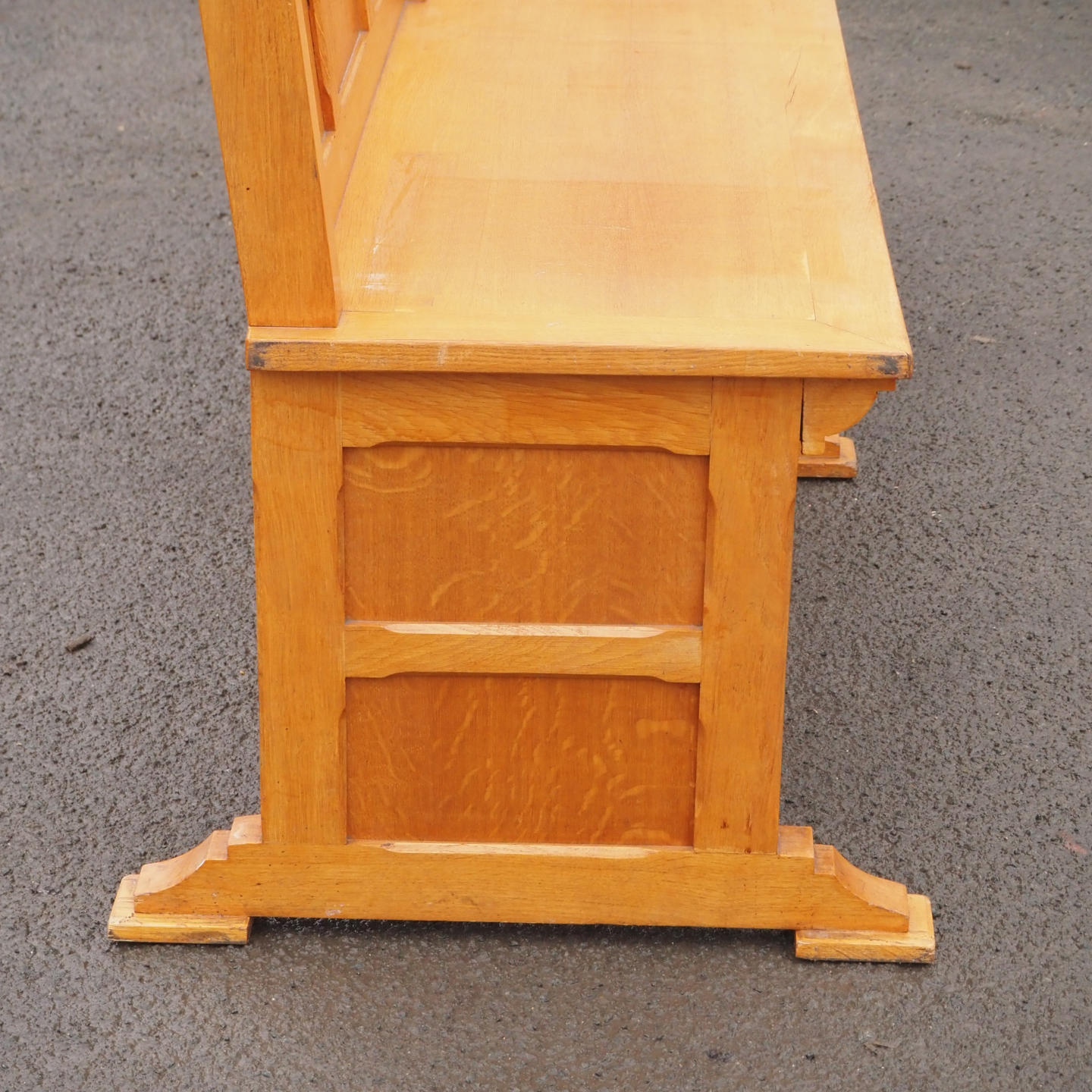Bench with backrest in solid oak from Antwerp's Court of Appeal