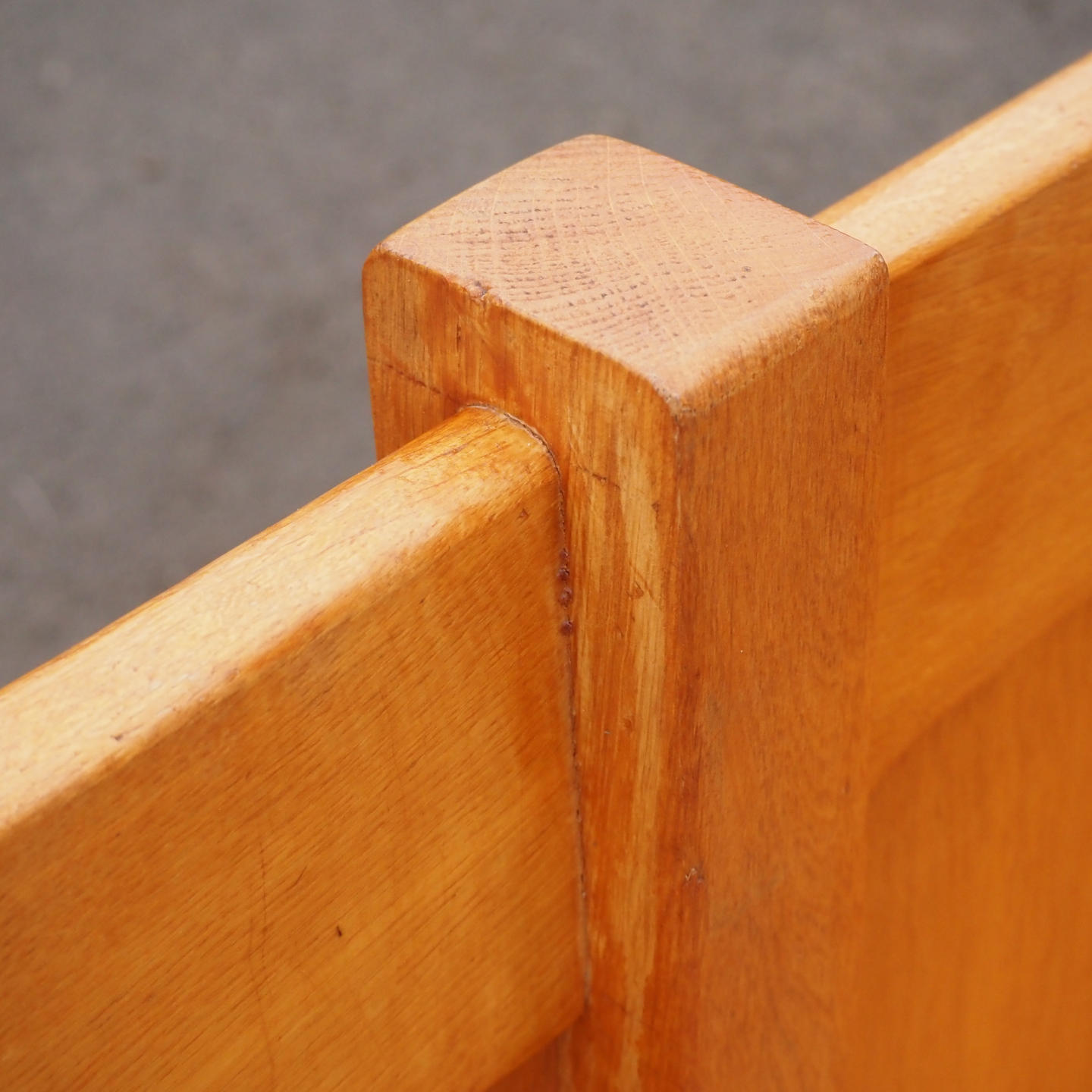 Bench with backrest in solid oak from Antwerp's Court of Appeal