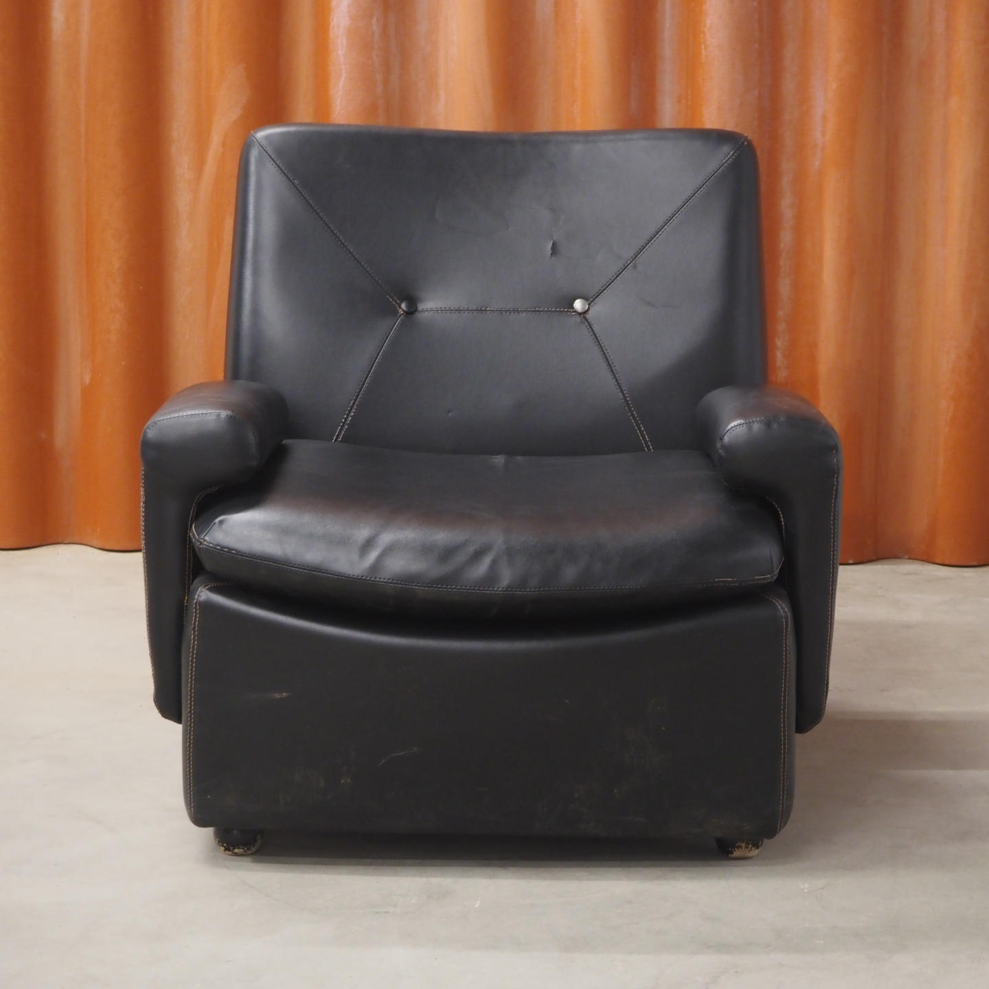 Lounge chair in synthetic leather