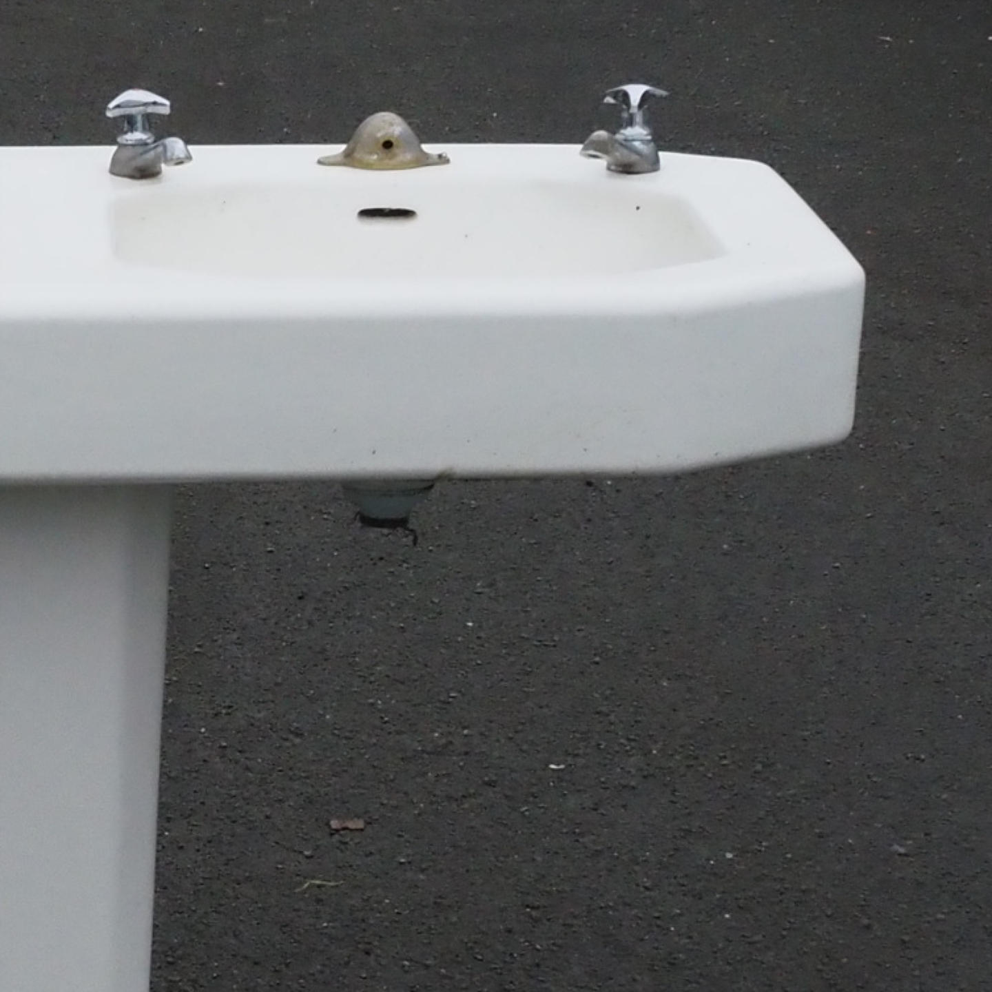 Pedestal double bathroom sink in ceramic