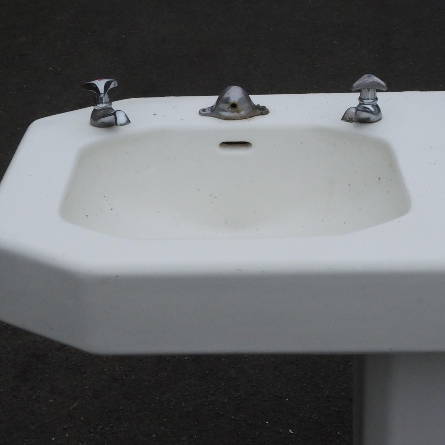 Pedestal double bathroom sink in ceramic