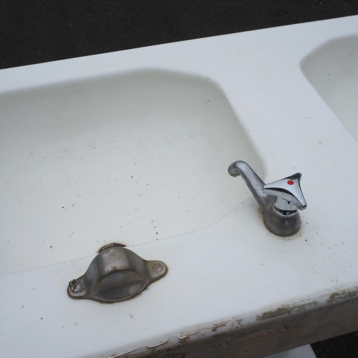 Pedestal double bathroom sink in ceramic