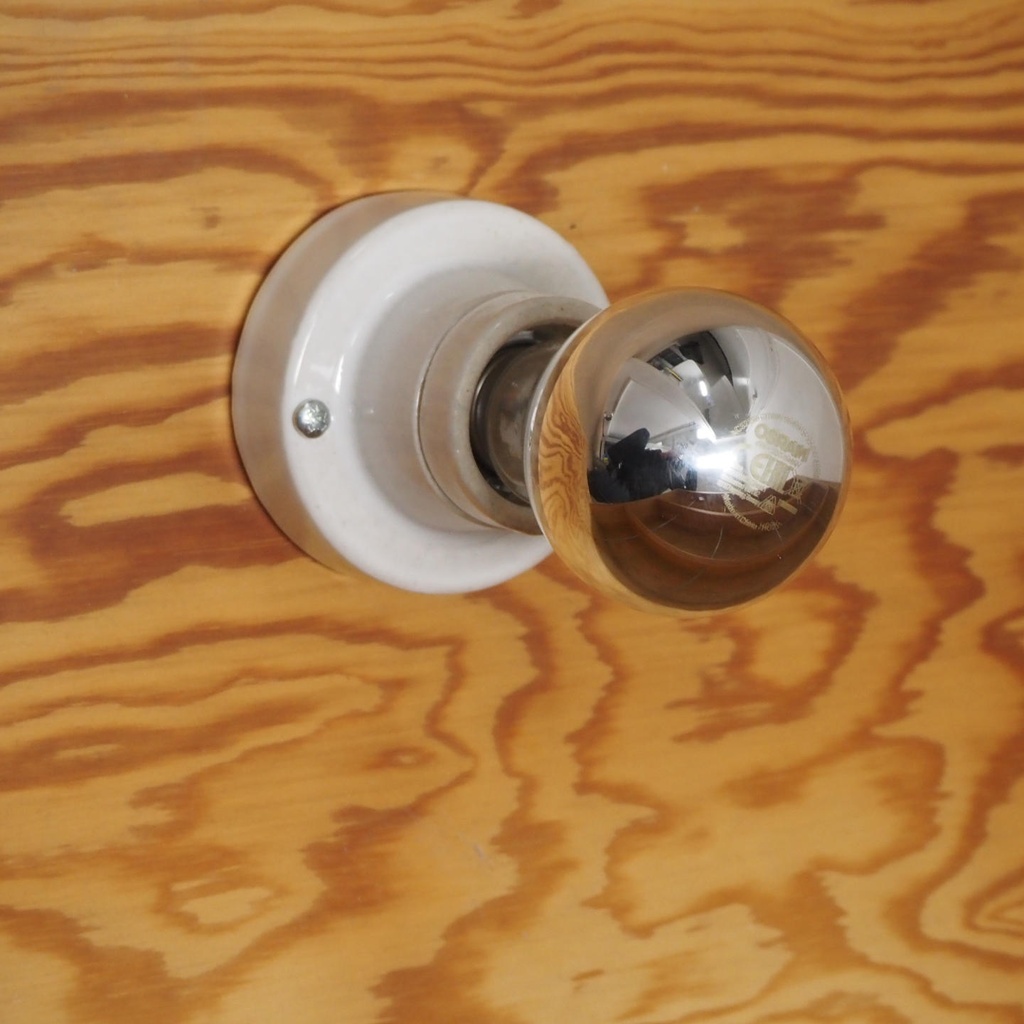 Wall/Ceiling mounted porcelain socket (E27)