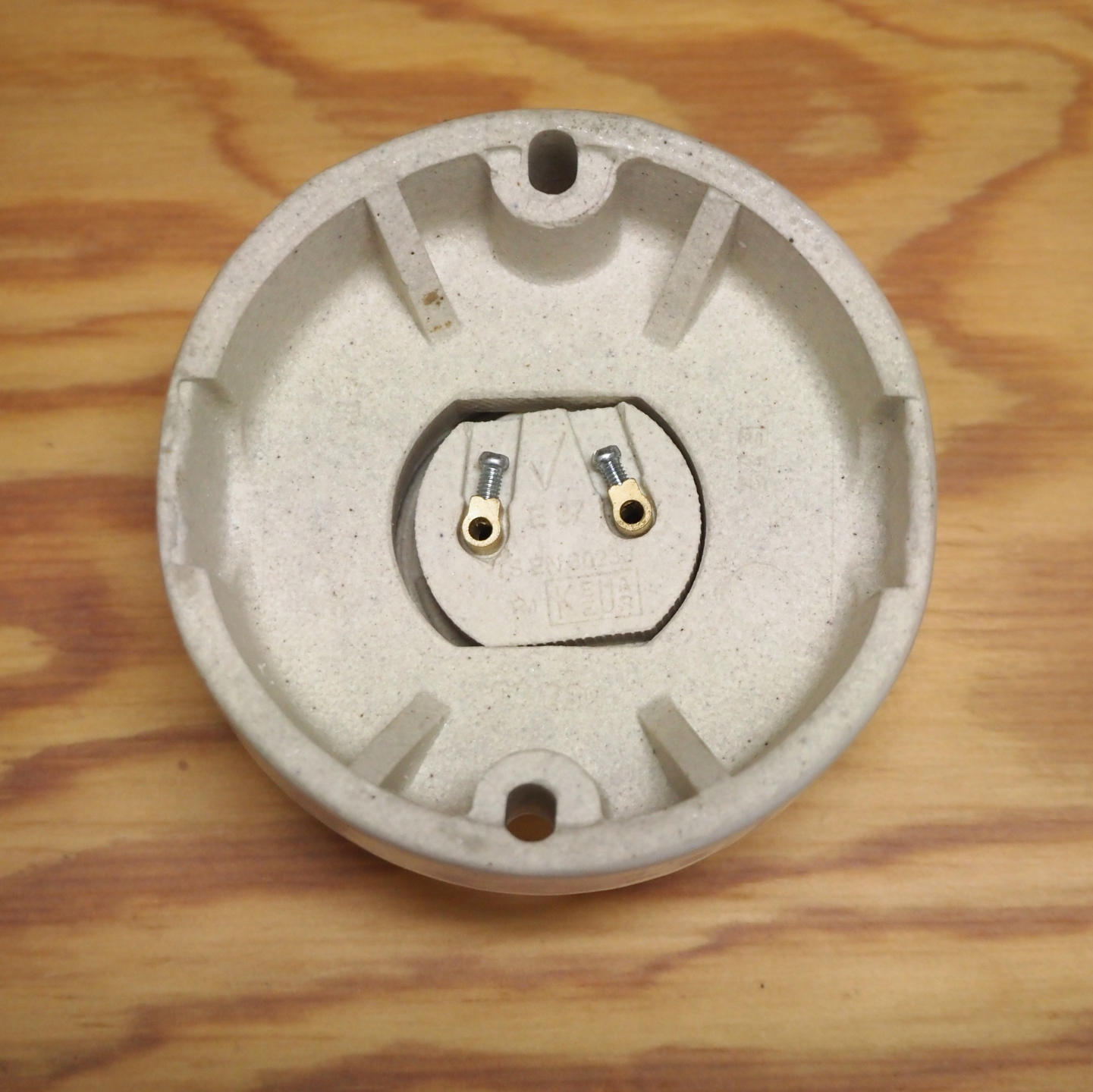 Wall/Ceiling mounted porcelain socket (E27)