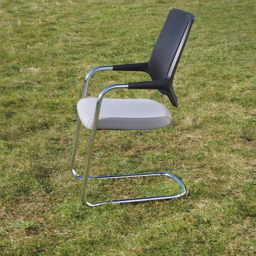 Cantilever armchair 'Quarterback' by Sedus