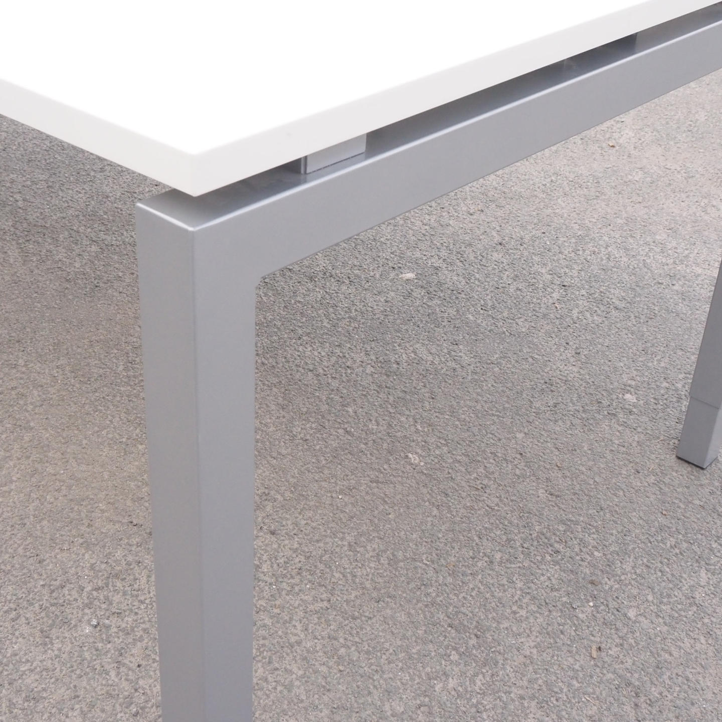 Table with laminated tabletop and powder coated steel legs (200 x 100 cm)