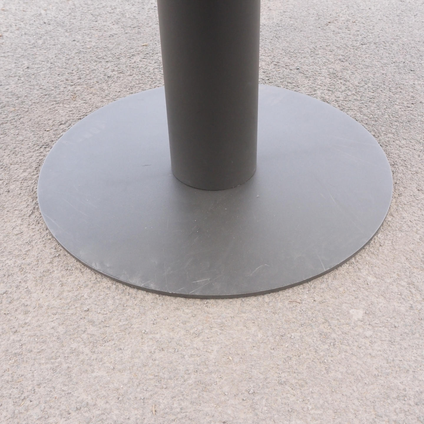 Round dining table in veneered particle board and steel leg (ø 140 cm)