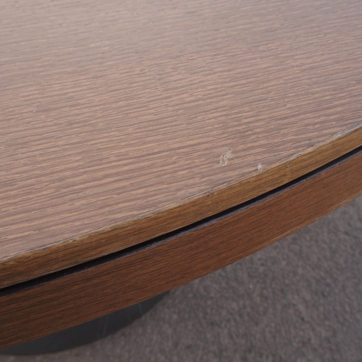 Round dining table in veneered particle board and steel leg (ø 140 cm)