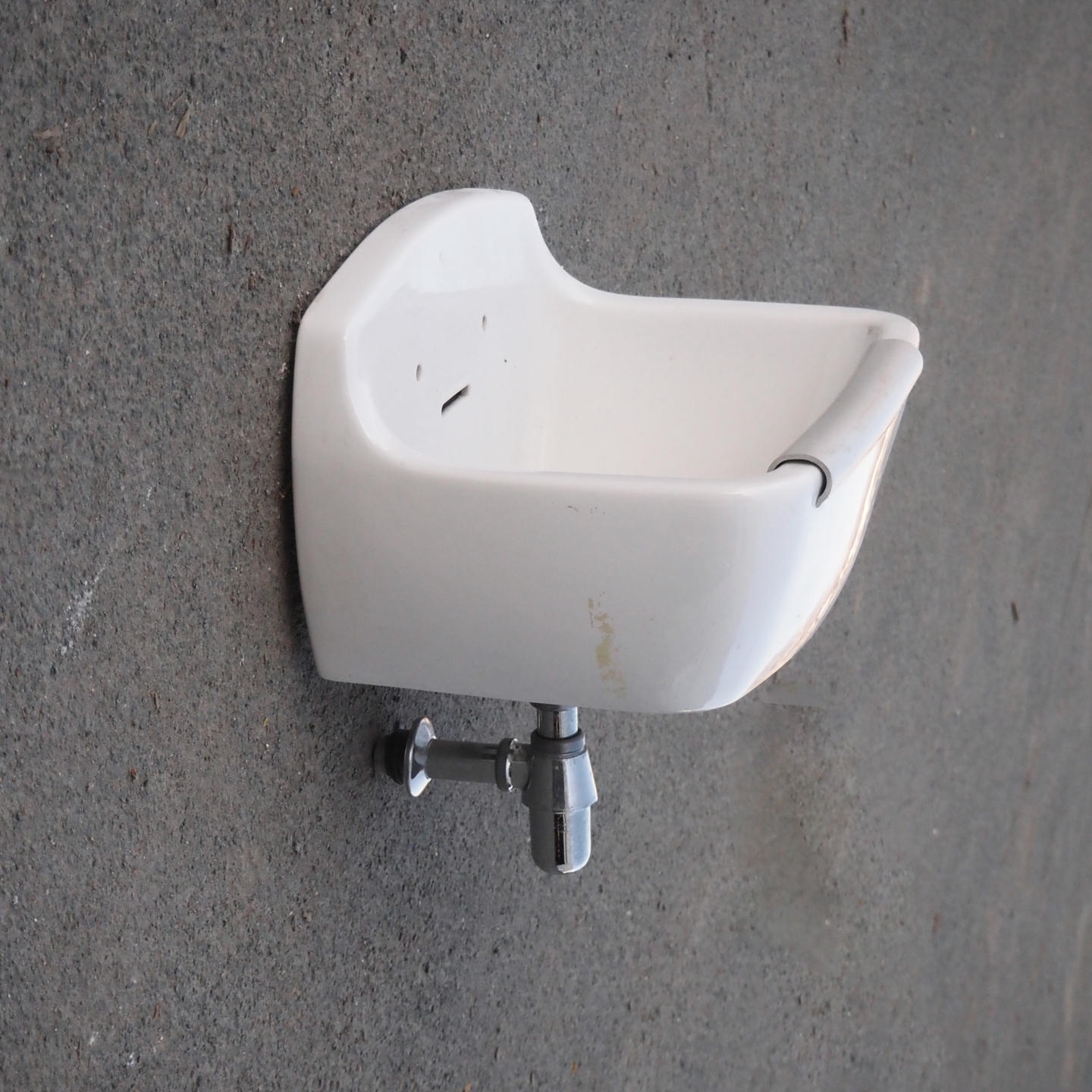 Bucket sink in ceramic