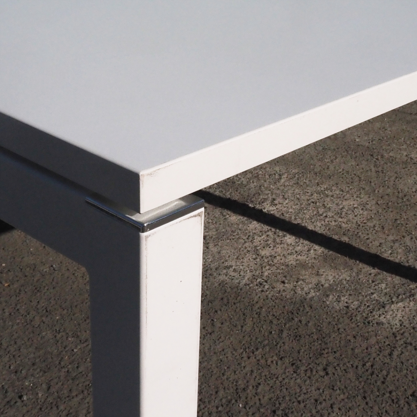 Office table with laminated tabletop and partition (240 x 164 cm)