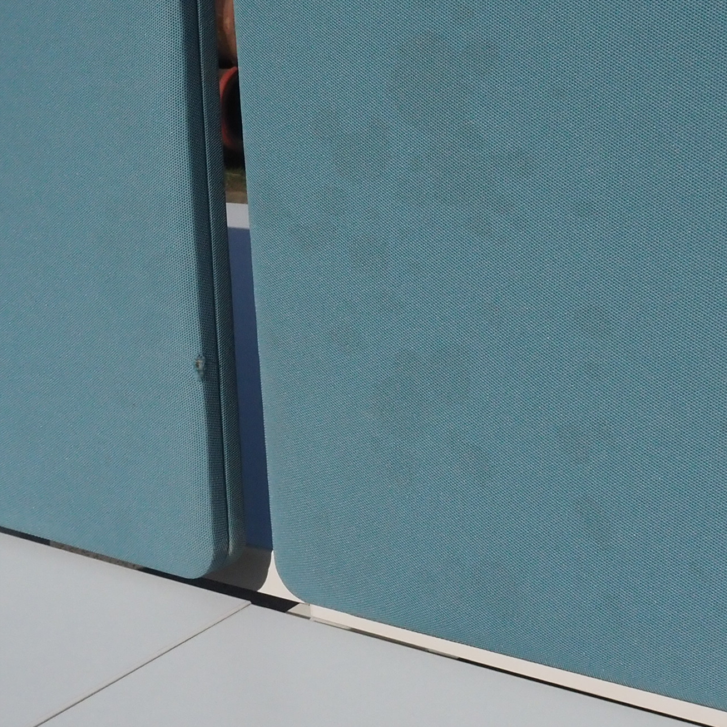 Office table with laminated tabletop and partition (240 x 164 cm)