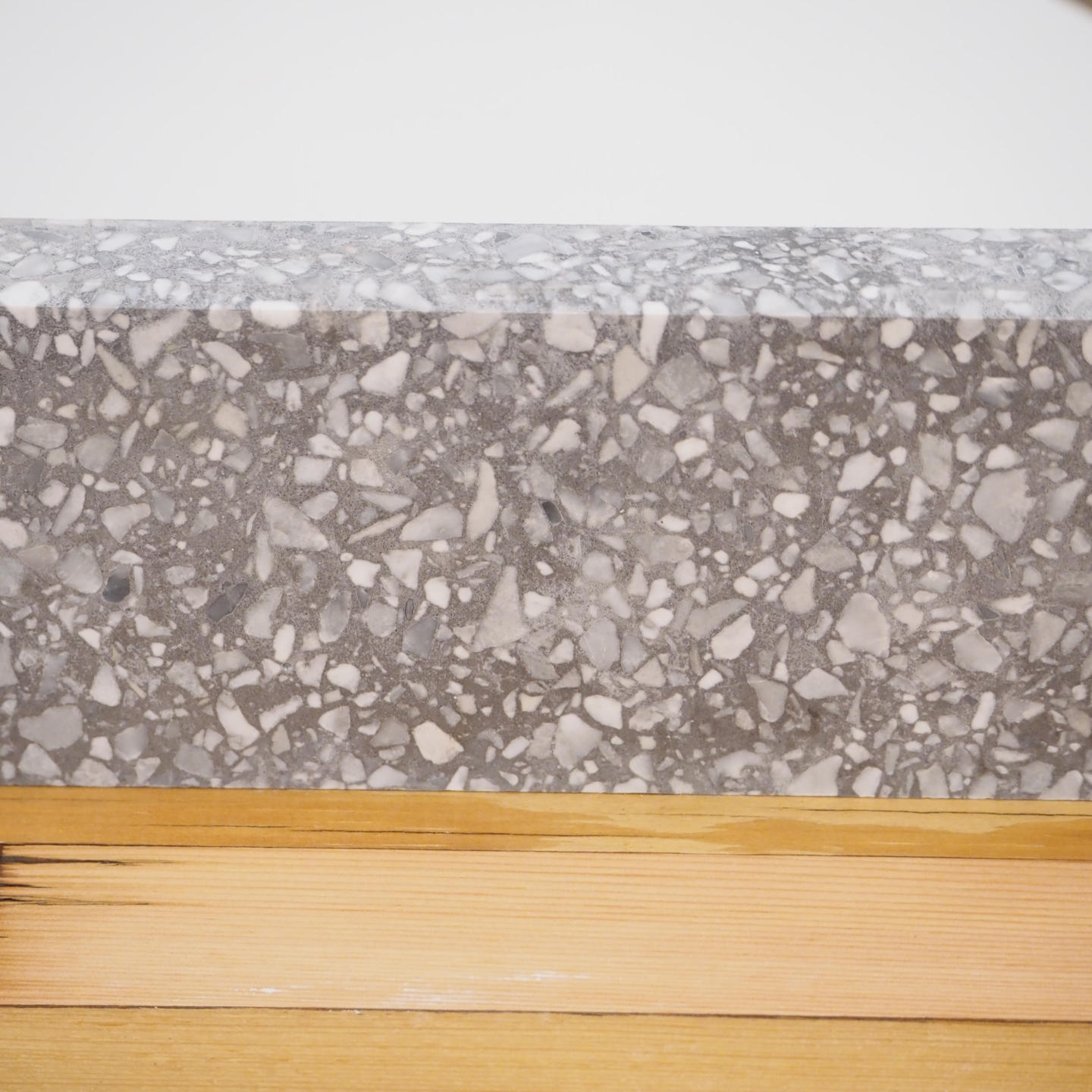 Floor plinth 'Cortina' in Bomarbre terrazzo (L. 30 cm)