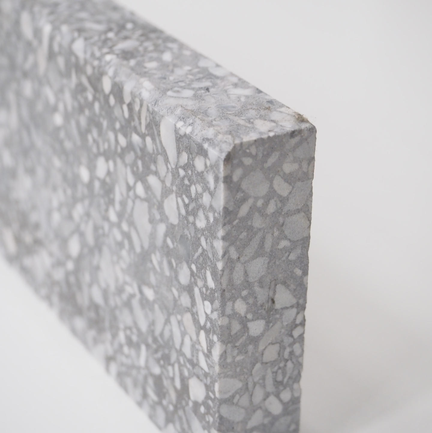 Floor plinth 'Cortina' in Bomarbre terrazzo (L. 30 cm)