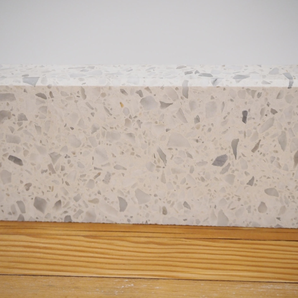 Floor plinth 'Pai' in Bomarbre terrazzo (L. 30 cm)