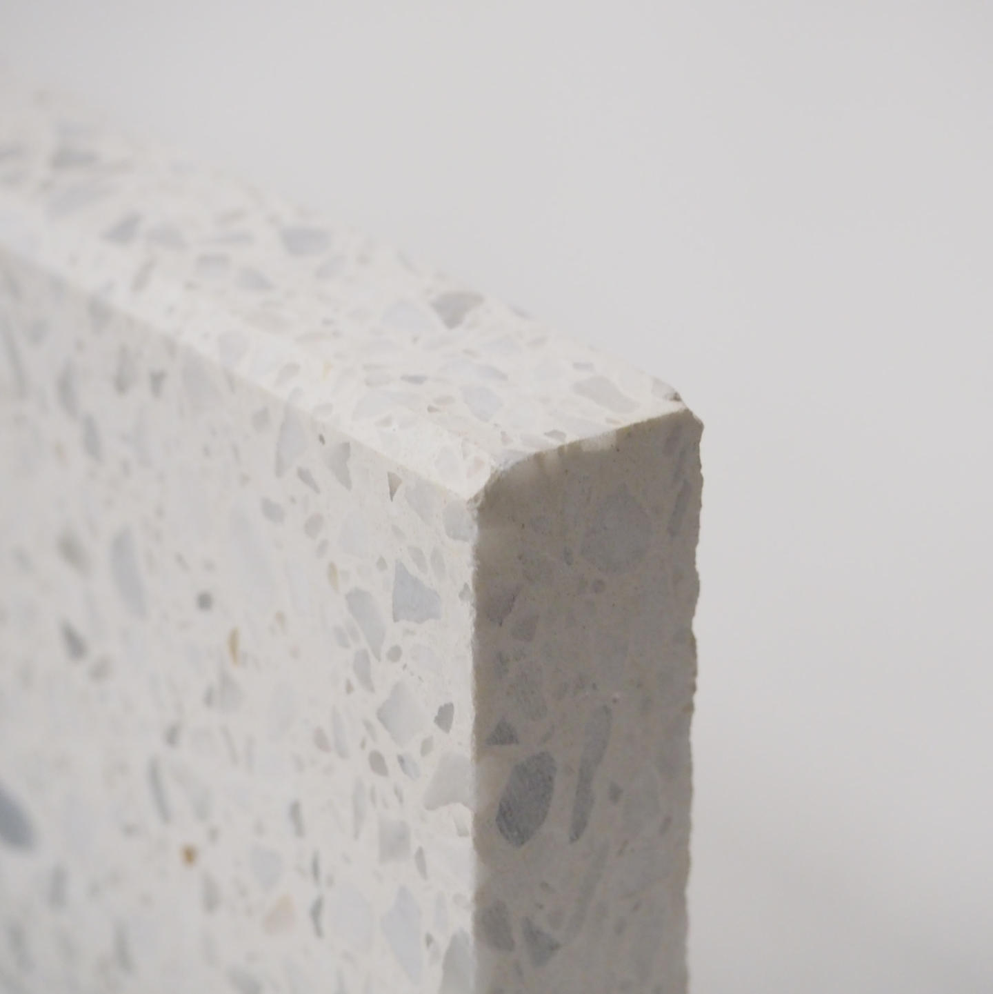 Floor plinth 'Pai' in Bomarbre terrazzo (L. 30 cm)