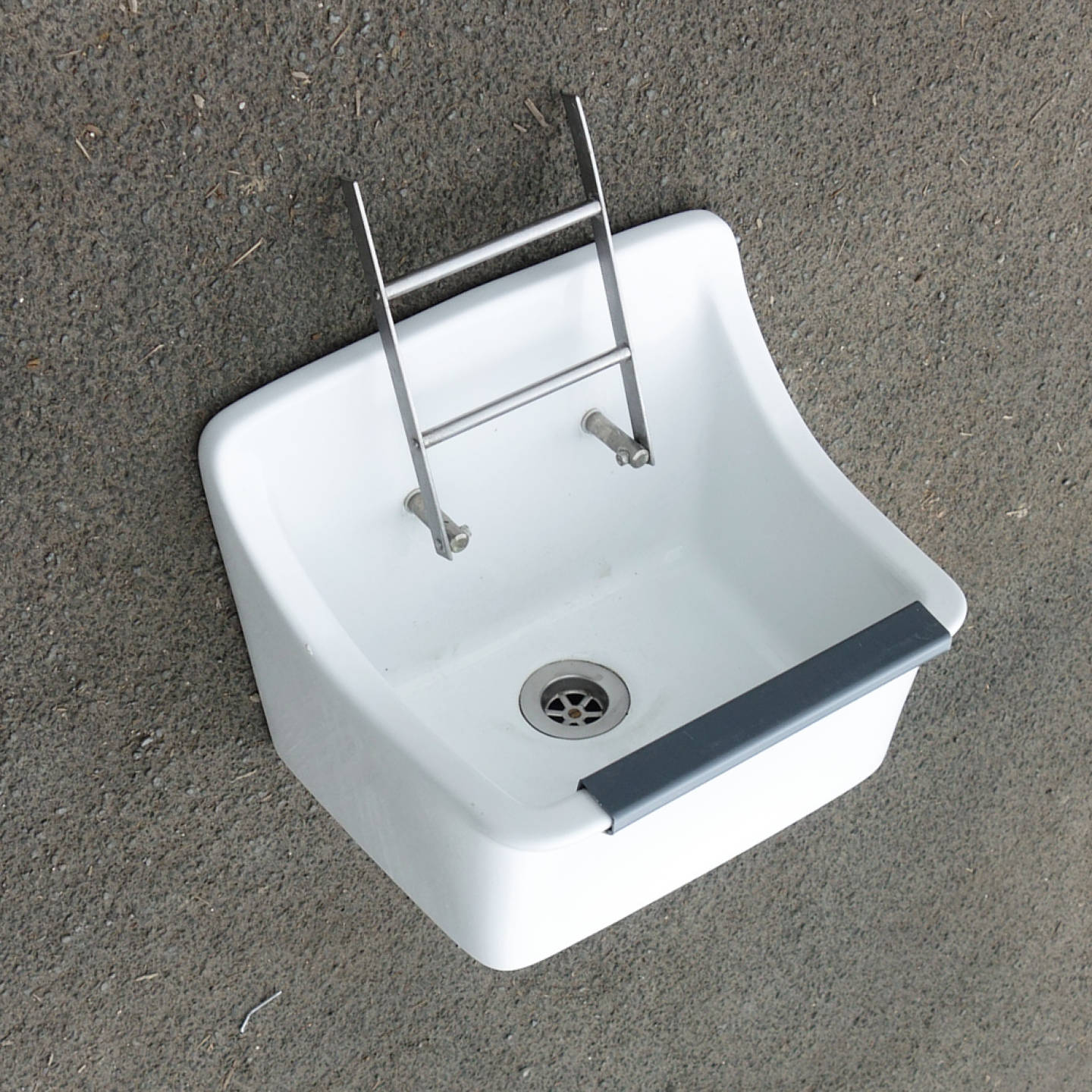 Bucket sink in ceramic with stainless steel grating