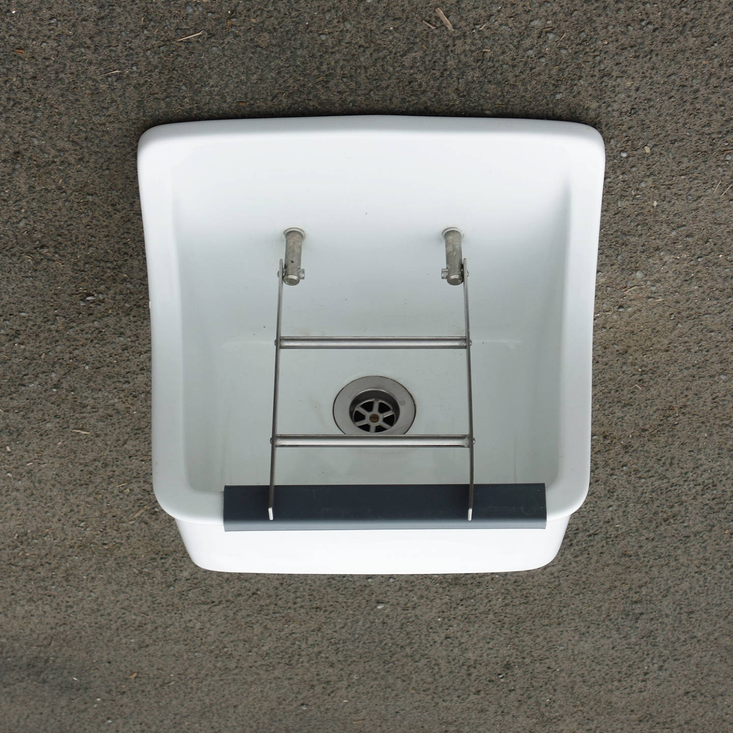 Bucket sink in ceramic with stainless steel grating