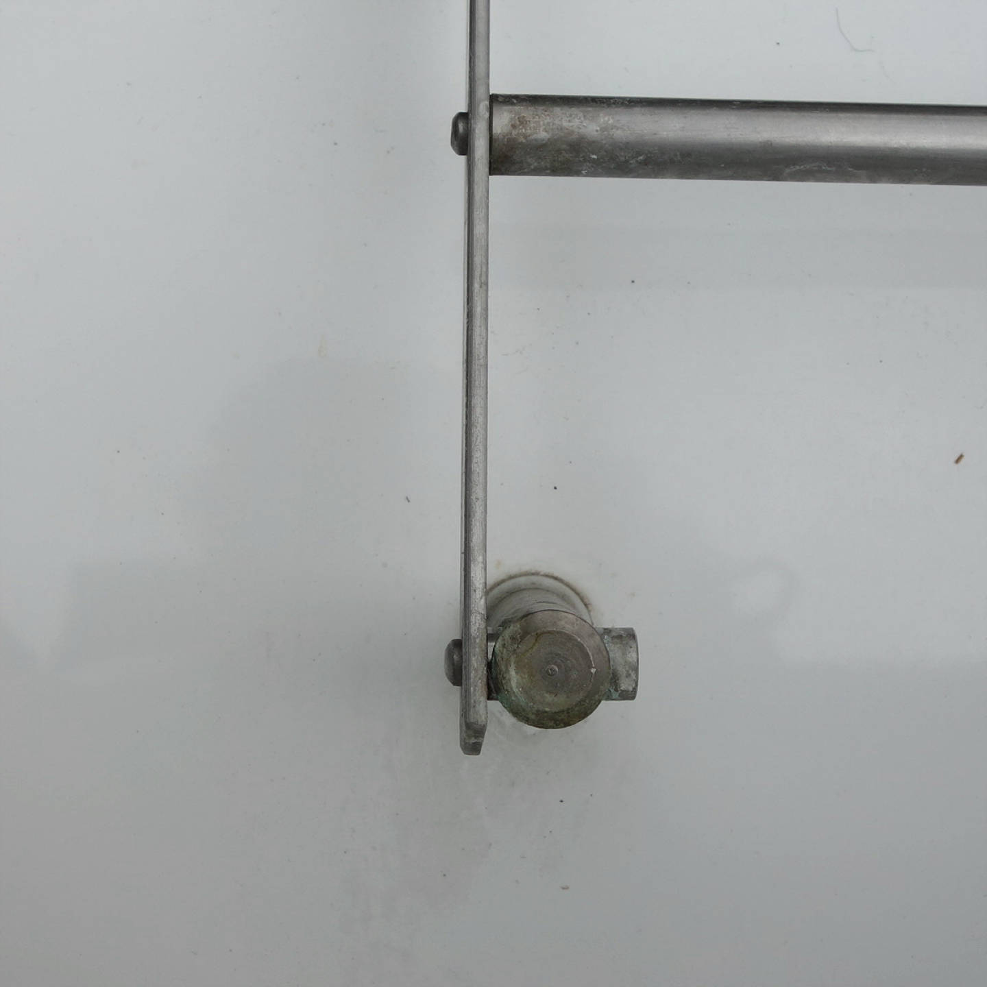 Bucket sink in ceramic with stainless steel grating