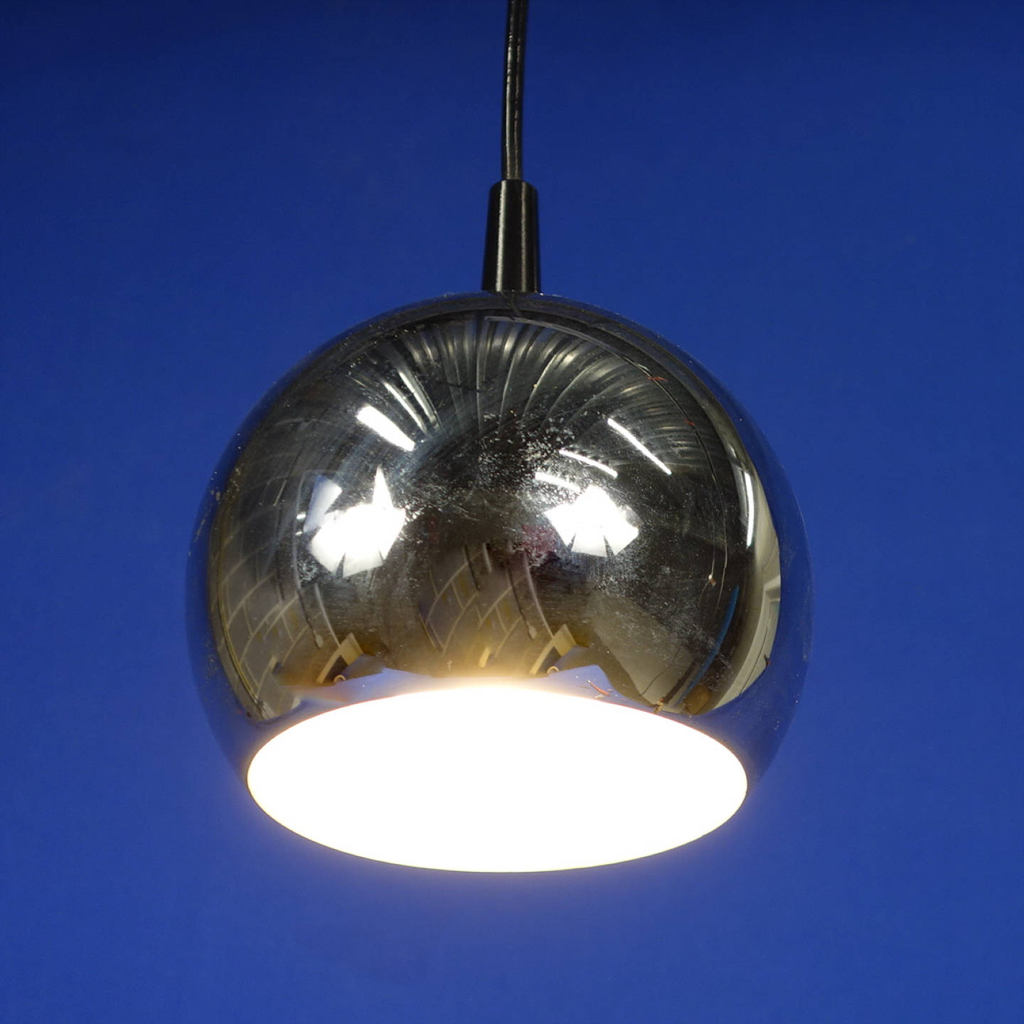 Hanging light in chromed steel