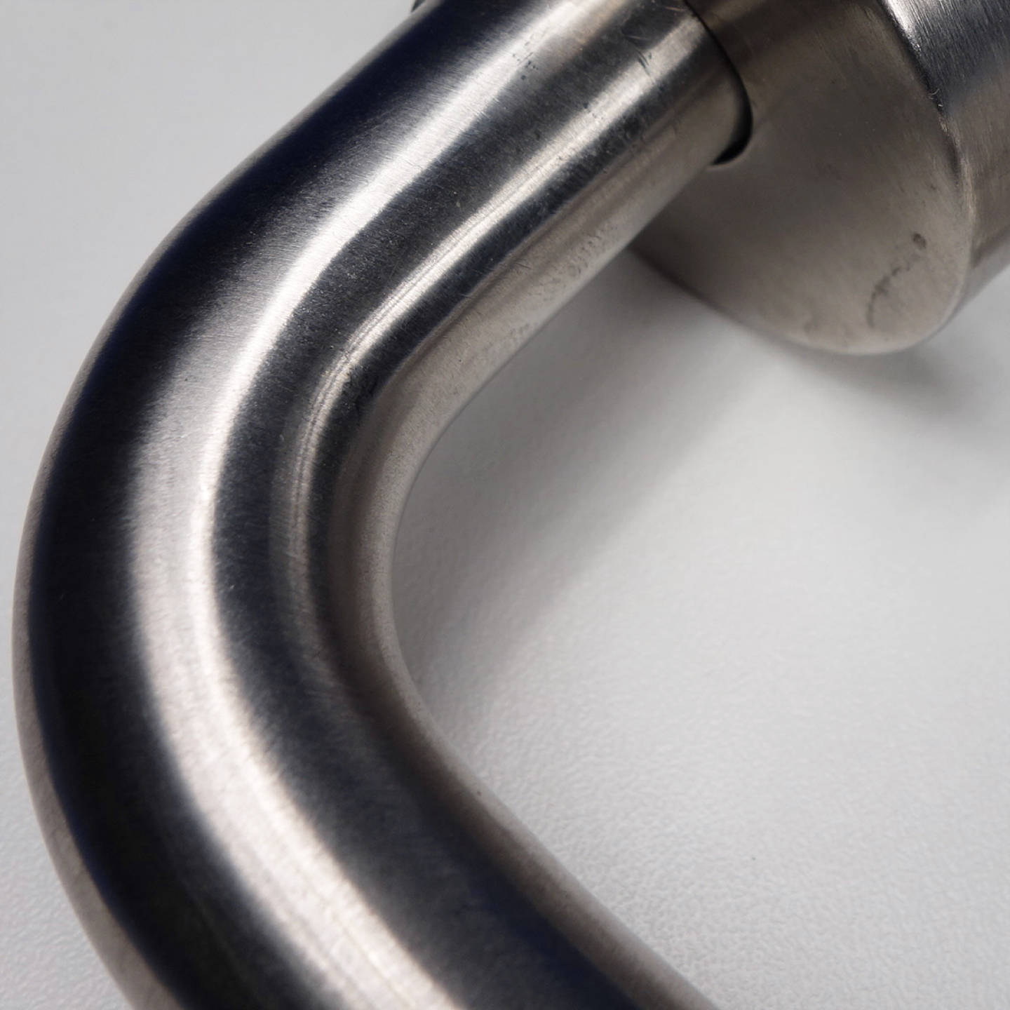 Door handle in stainless steel with key rosettes