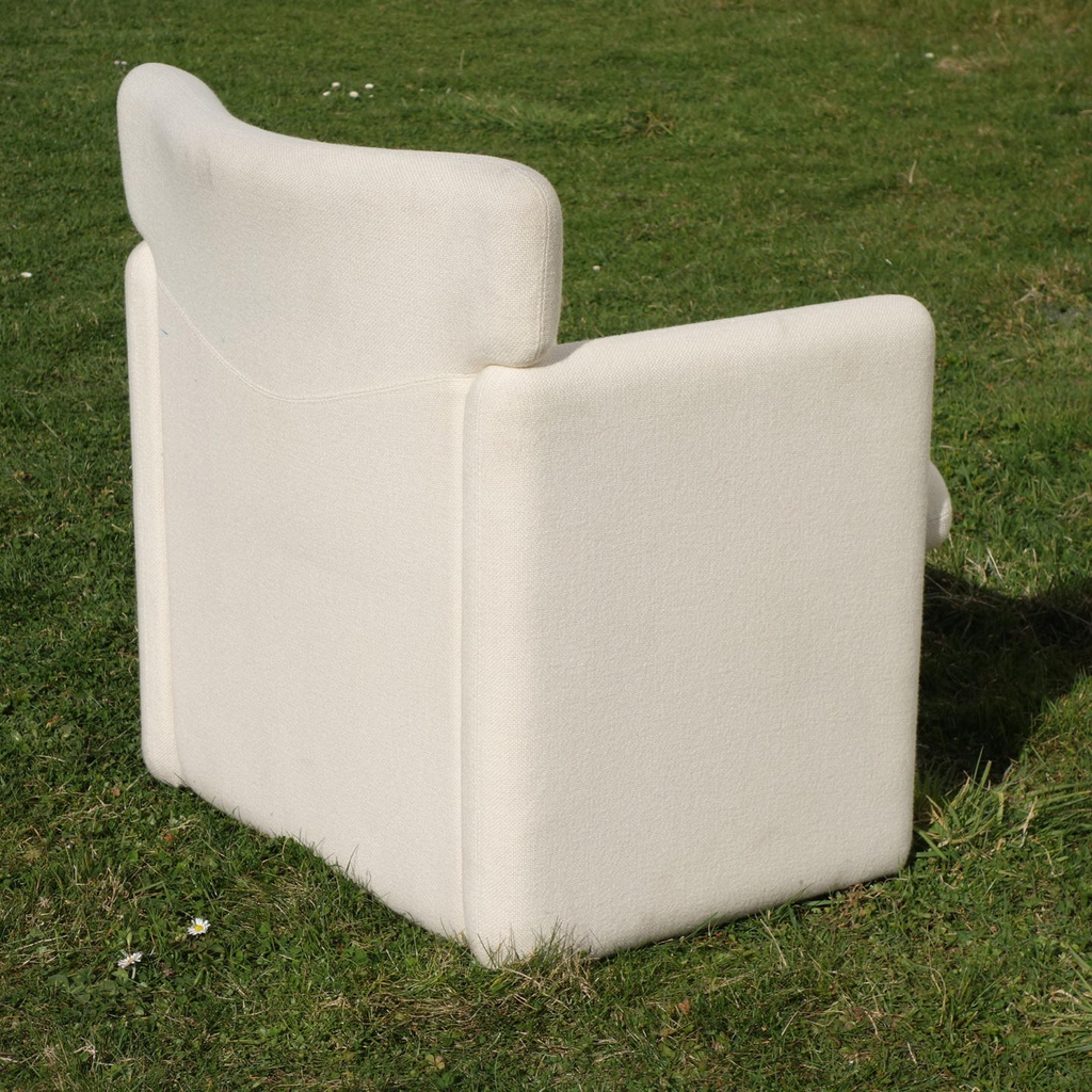 Armchair with casters by Tecno