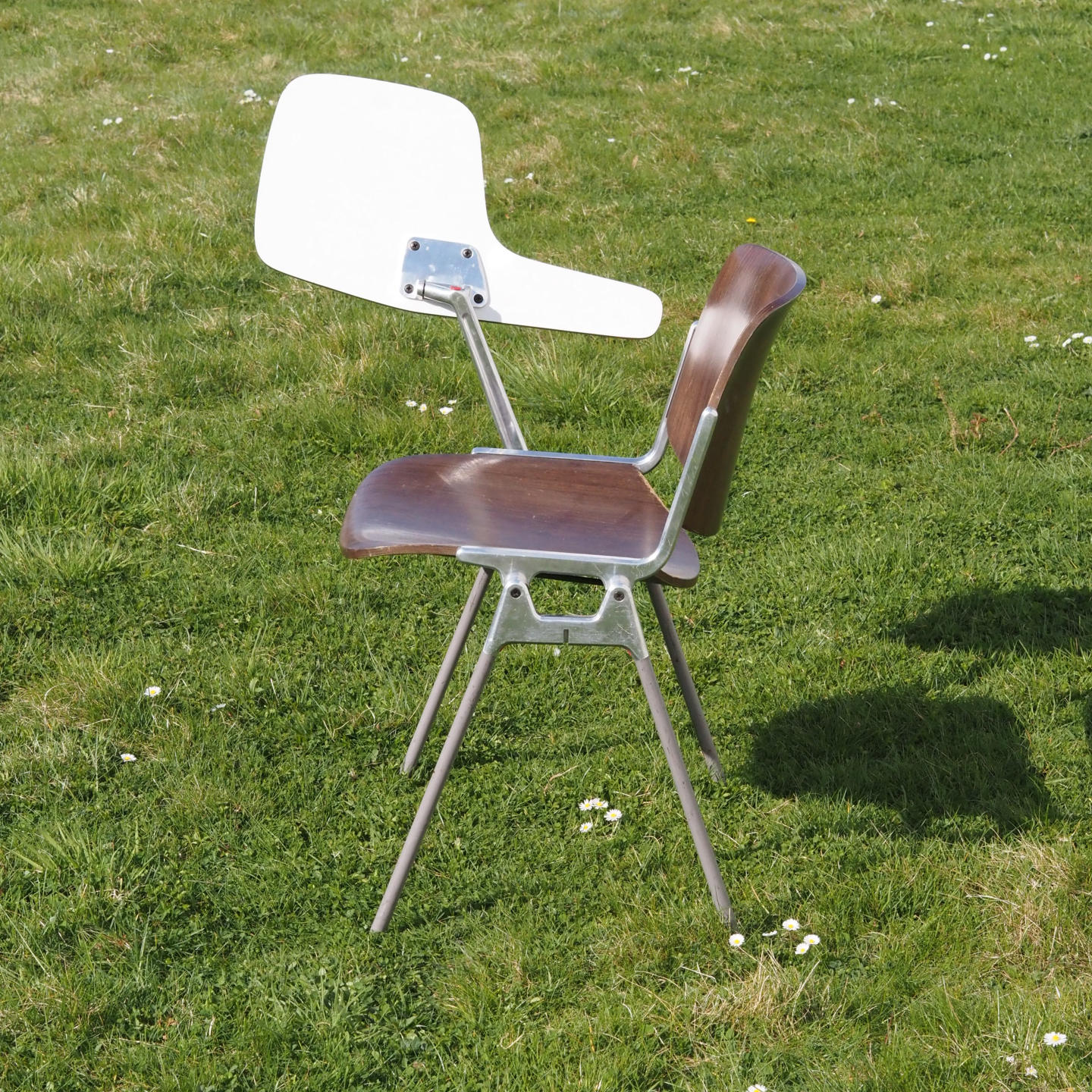 Stackable chair 'DSC 106' by Giancarlo Piretti for Anonima Castelli (ca. 1965) - With folding tablet