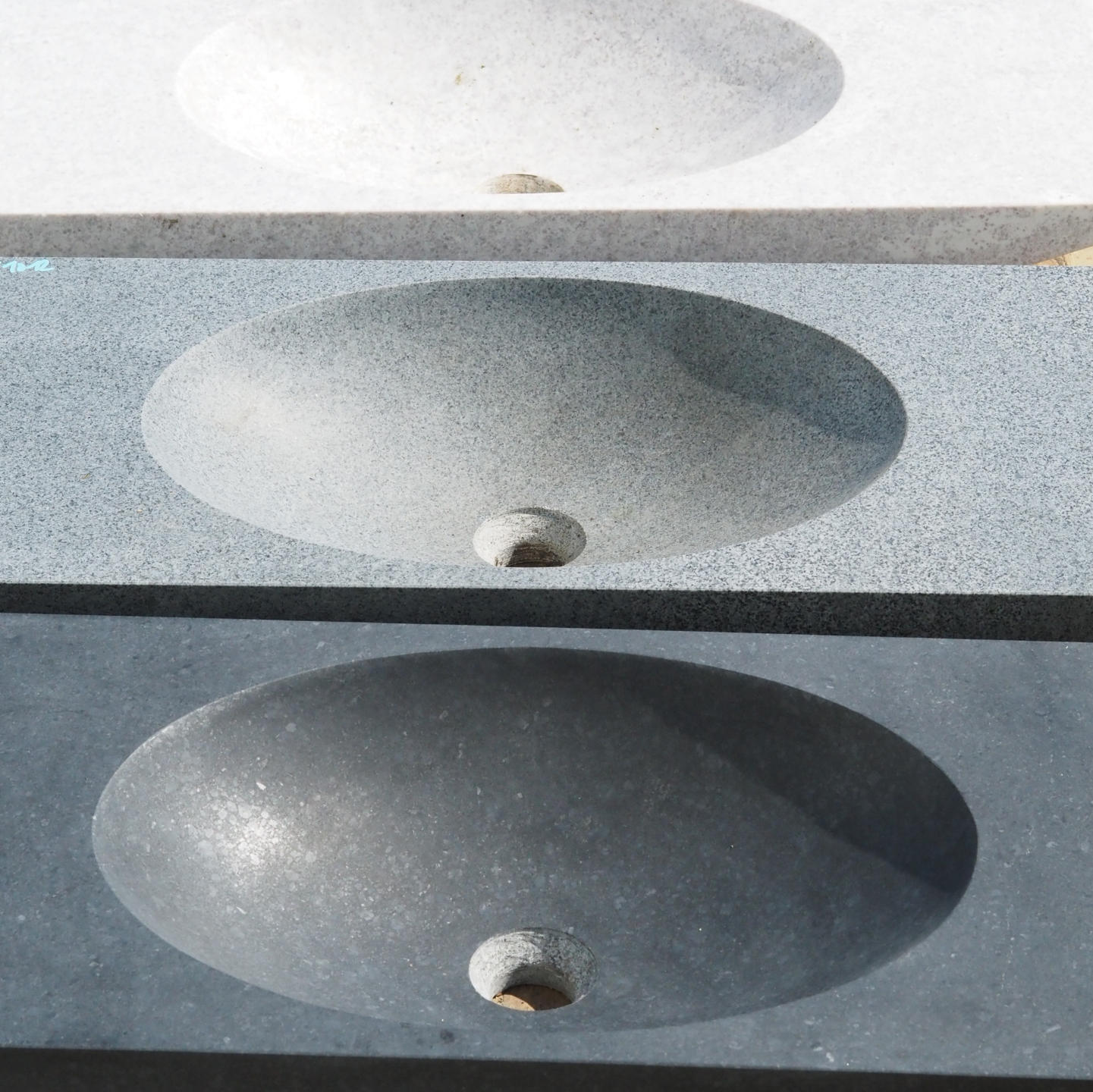 Basin in natural stone (polished basalt) - Only available in our physical shop