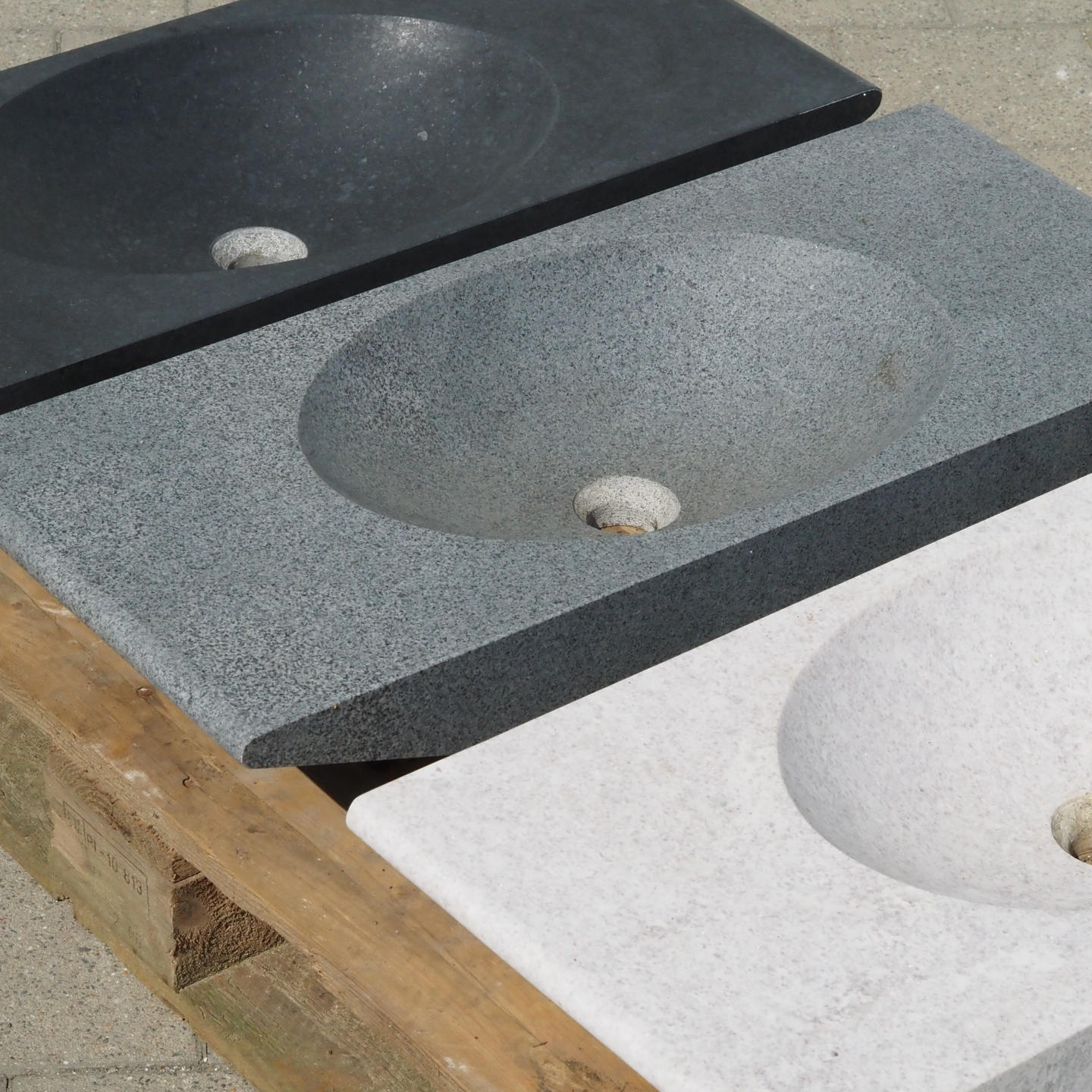 Basin in natural stone (polished basalt) - Only available in our physical shop