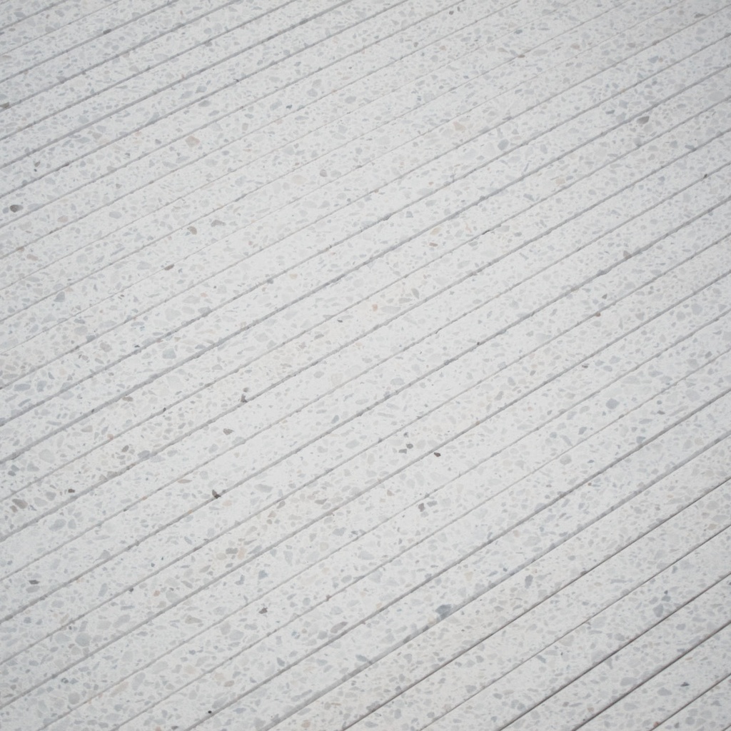 Floor plinth 'Elena' in terrazzo 'Vetisol Cristo' (L. 50 cm)