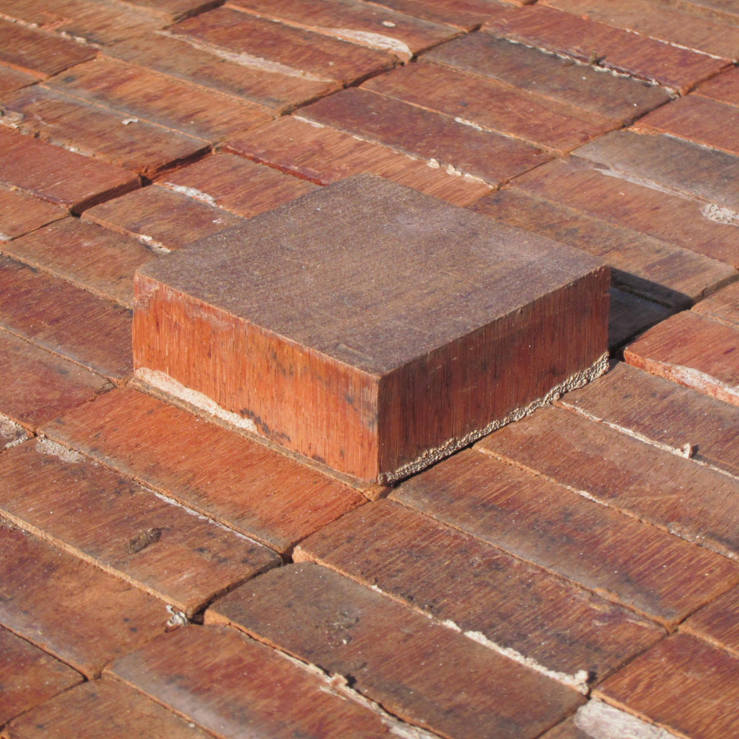 Reclaimed end grain parquet in afzelia wood (7 x 7 cm) - Sold per m2