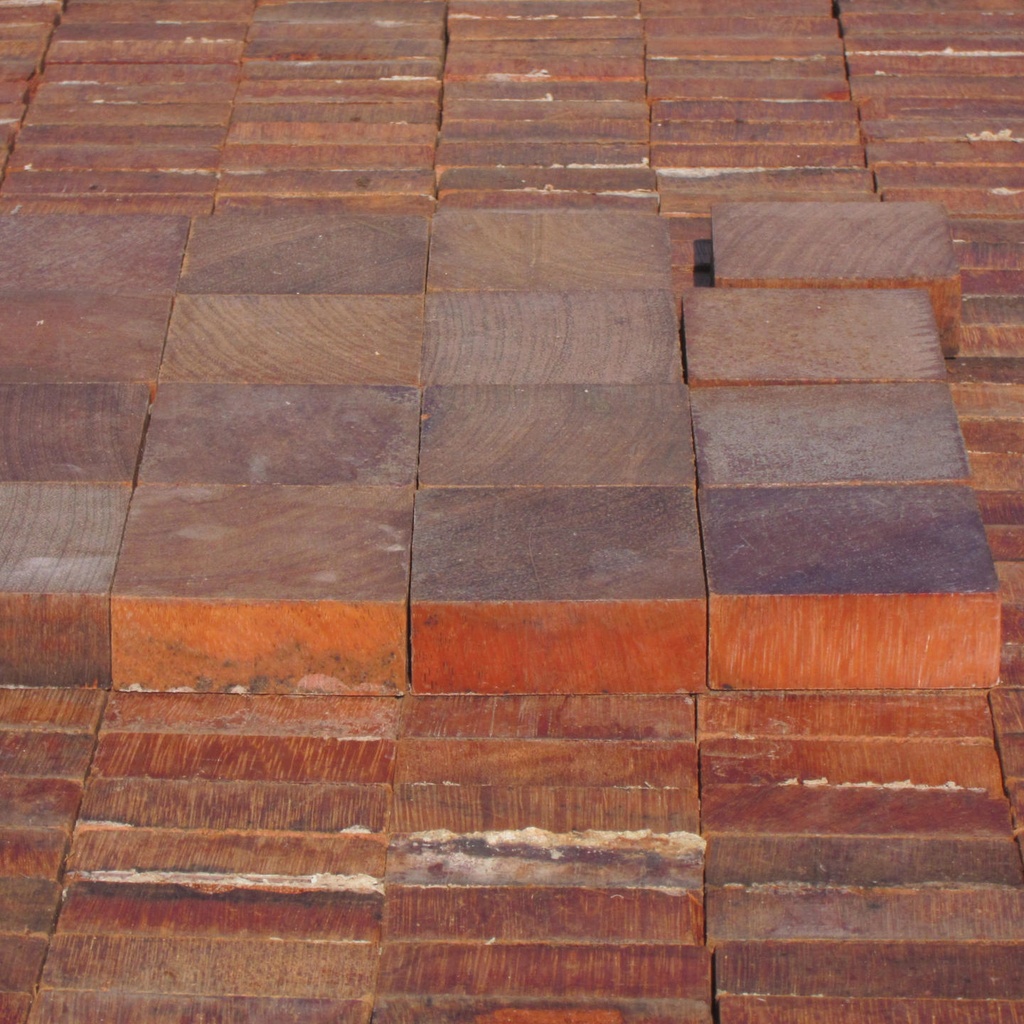Reclaimed end grain parquet in afzelia wood (7 x 7 cm) - Sold per m2